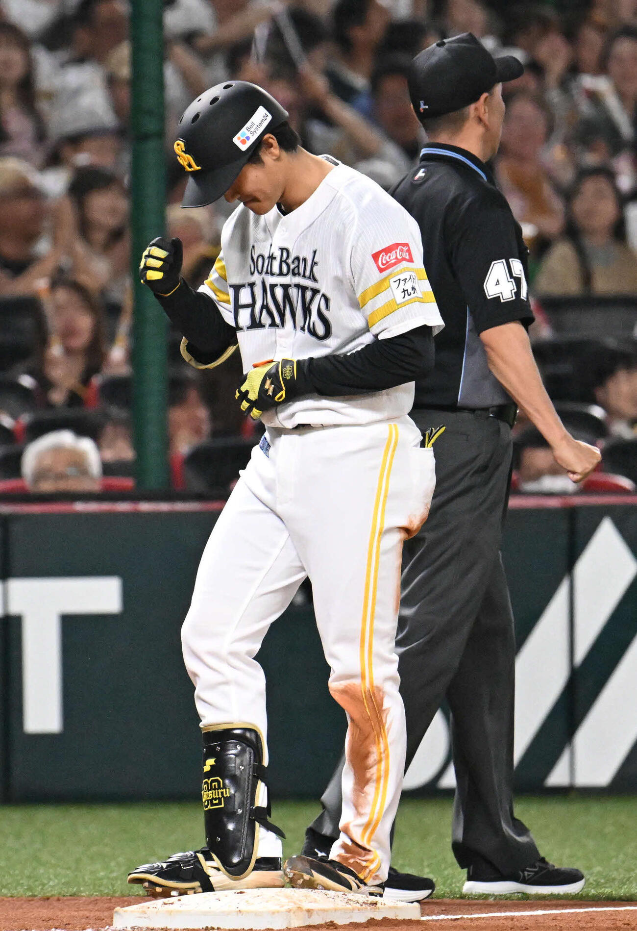 ソフトバンク対日本ハム　4回裏ソフトバンク1死二塁、打者柳町が放った打球を万波が後逸しその間に二塁走者が生還する（撮影・林敢治）
