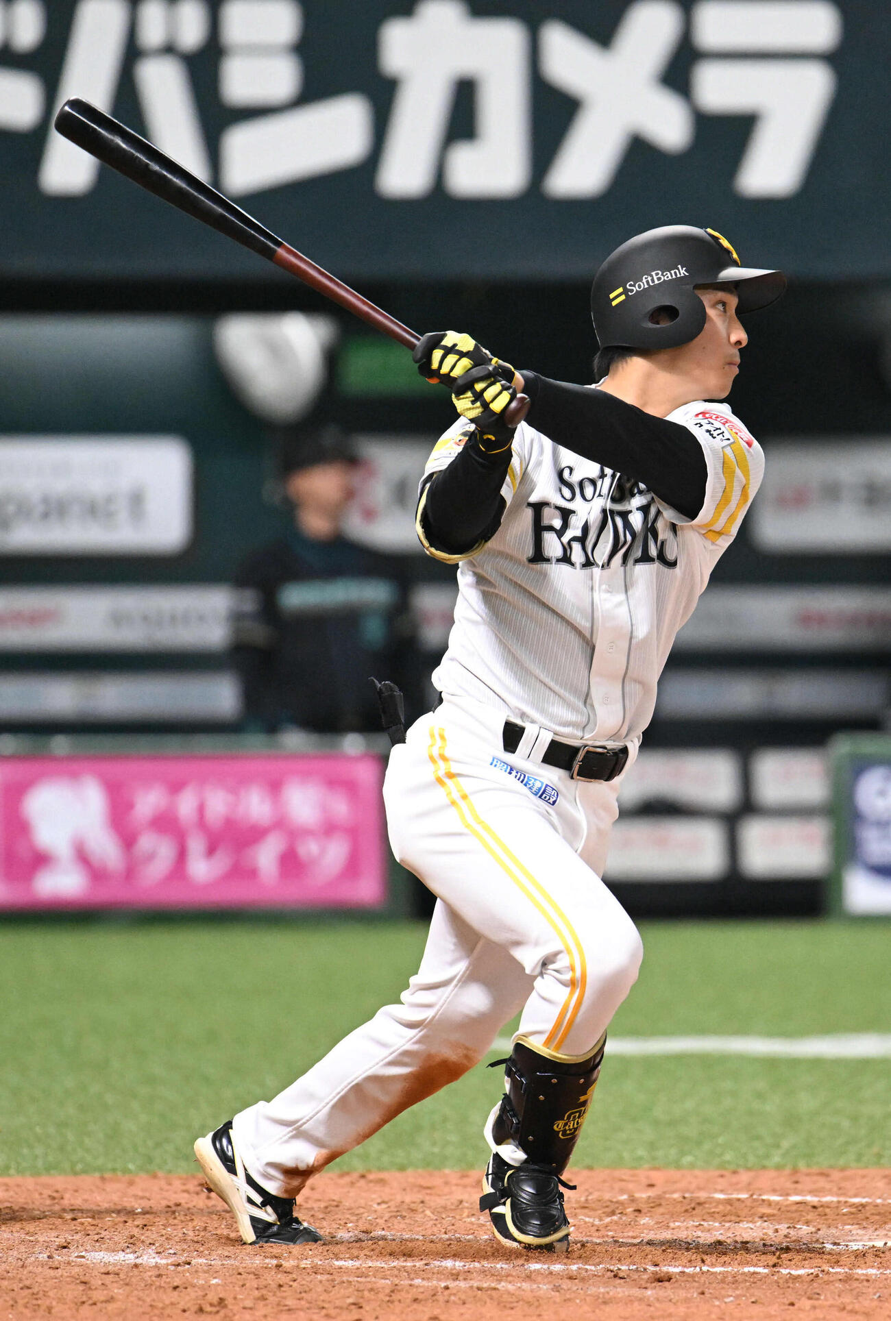 ソフトバンク対日本ハム　8回裏ソフトバンク1死一、三塁、柳町は犠飛を放つ（撮影・林敢治）