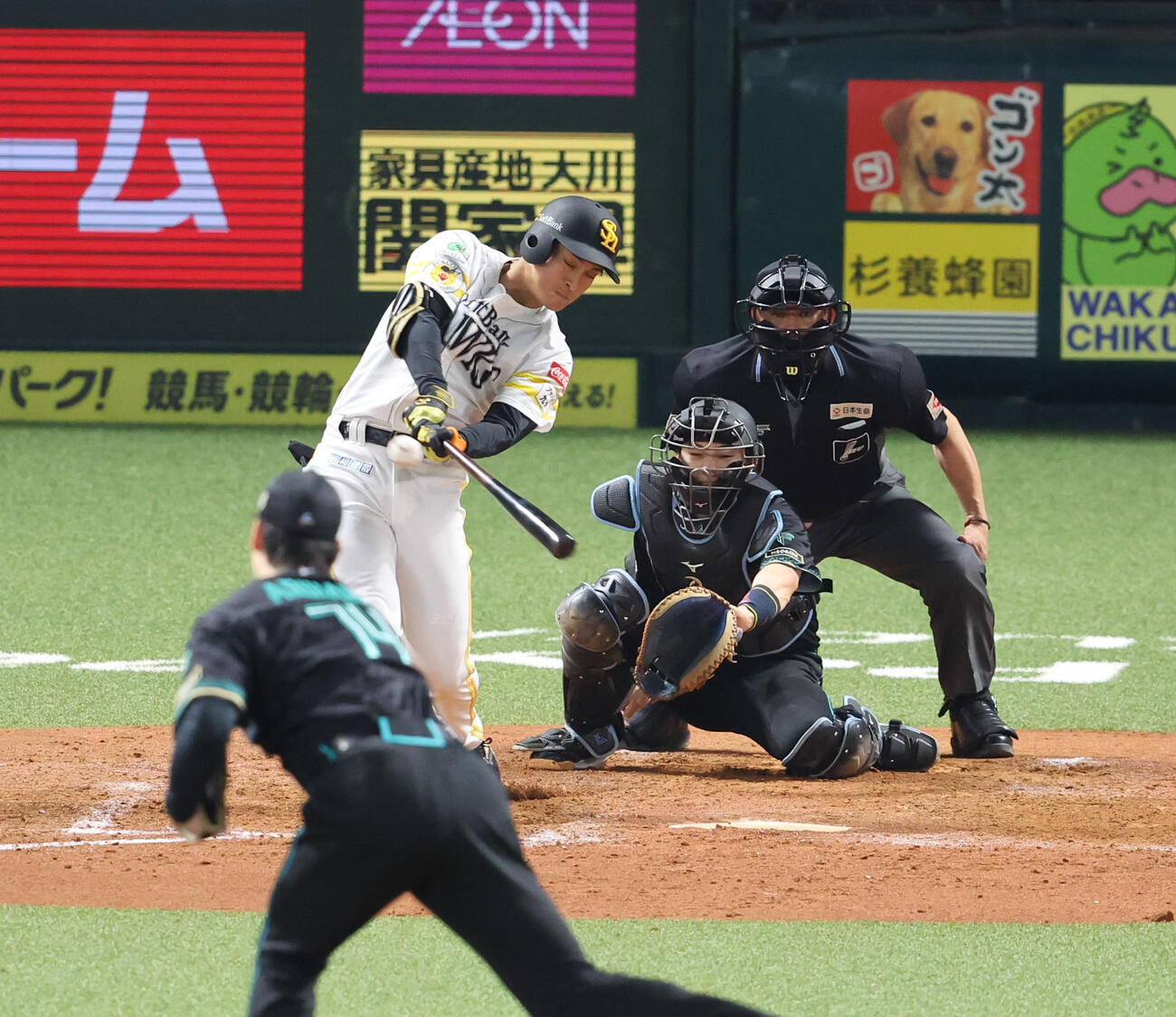 ソフトバンク対日本ハム　4回裏ソフトバンク1死二塁、柳町は右前打を放つ（撮影・梅根麻紀）