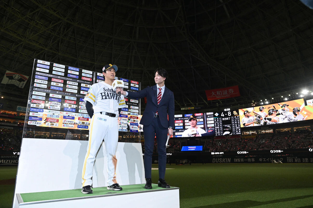 ソフトバンク対日本ハム　ヒーローインタビューに応じる柳町（撮影・林敢治）