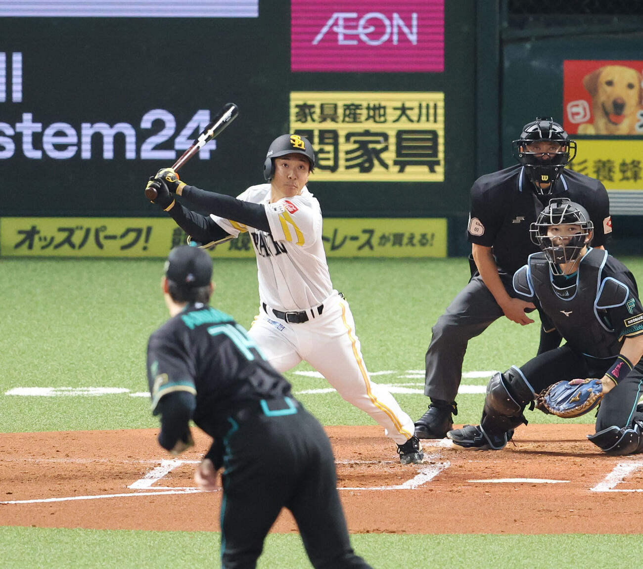 ソフトバンク対日本ハム　1回裏ソフトバンク1死一塁、柳町は中越えに先制適時二塁打を放つ（撮影・梅根麻紀）