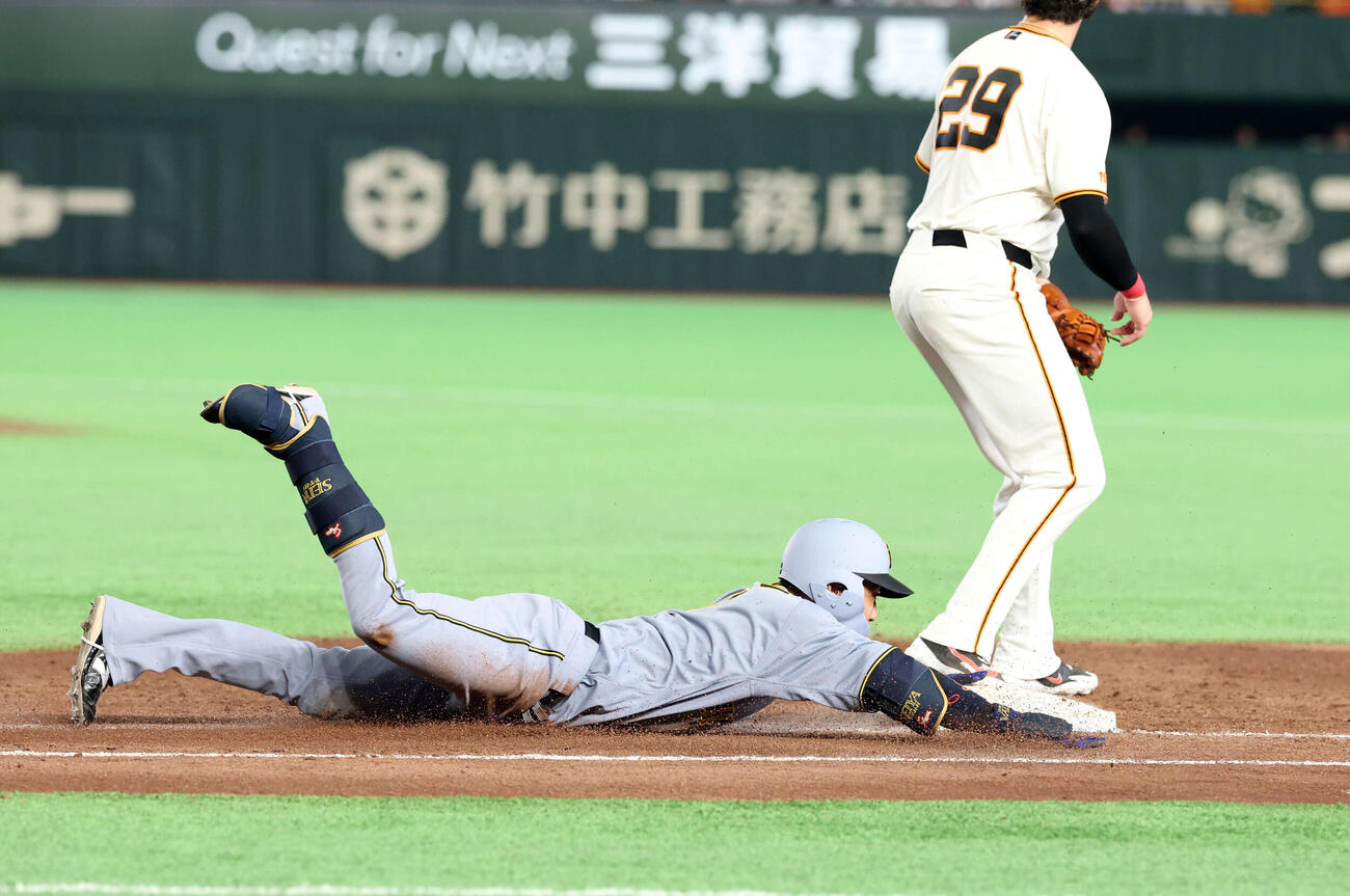 巨人対阪神　8回表阪神2死二、三塁、木浪は適時内野安打を放ち一塁ヘッドスライティング（撮影・浅見桂子）