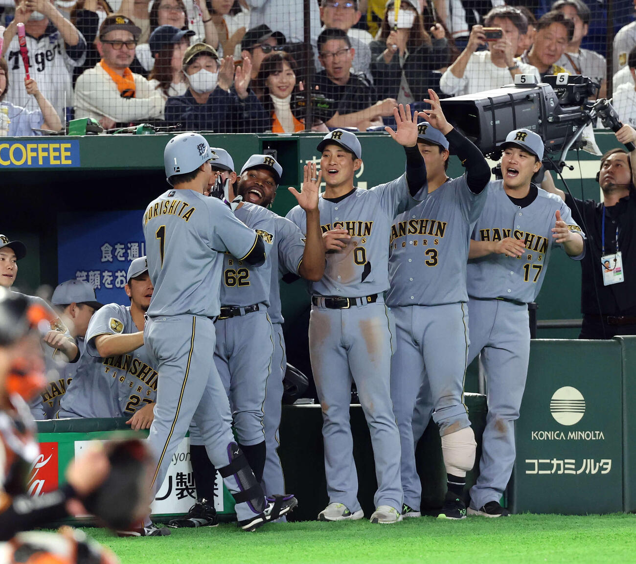 巨人対阪神　9回表阪神1死、森下（手前）がソロ本塁打を放ち、笑顔で迎える木浪（中央）ら（撮影・浅見桂子）