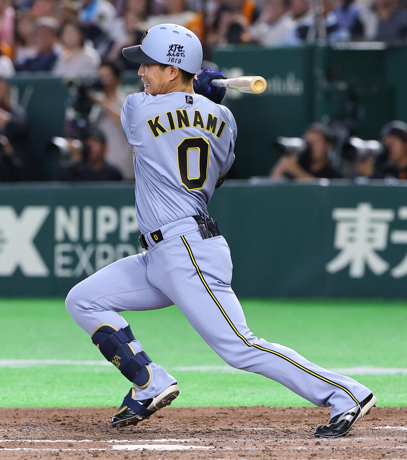 巨人対阪神　8回表阪神2死二、三塁、木浪は勝ち越し2点適時内野安打を放つ（撮影・上田博志）