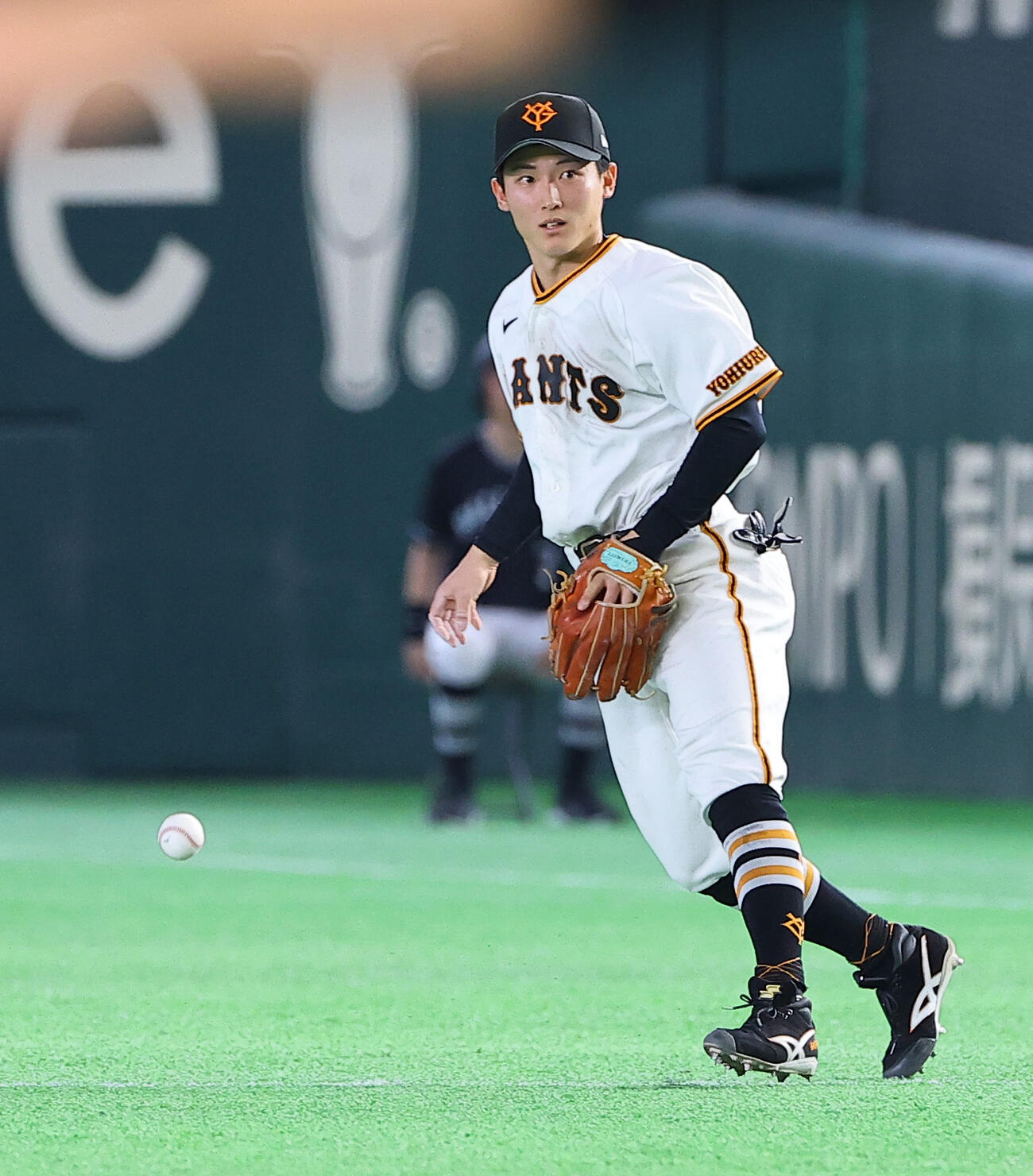 巨人対阪神　8回表阪神2死二、三塁、浦田は木浪の打球をファンブルする（撮影・上田博志）