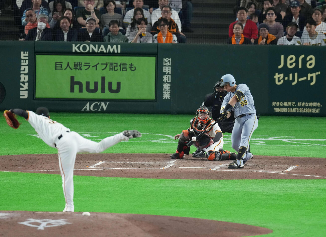 巨人対阪神　3回表阪神1死満塁、2点適時二塁打を放つ中川。投手は赤星（撮影・増田悦実）