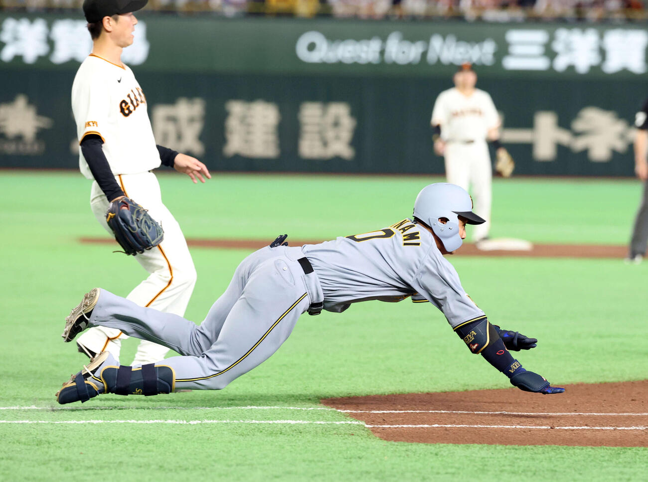 巨人対阪神　8回表阪神2死二、三塁、木浪は適時内野安打を放ち一塁ヘッドスライティング（撮影・浅見桂子）