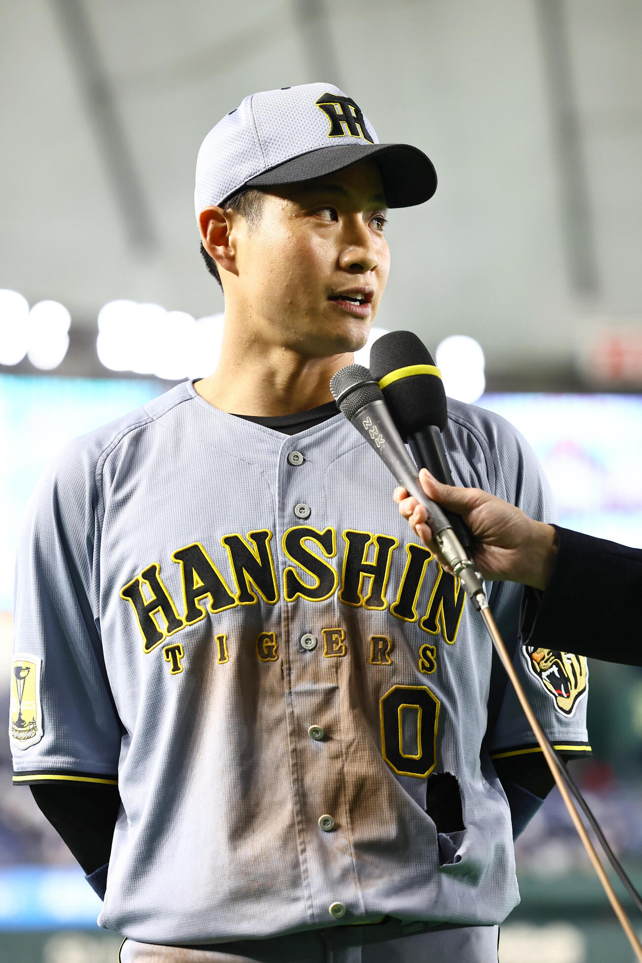 巨人対阪神　8回に放った決勝打で頭から一塁に飛び込み、破れたユニホームでヒーローインタビューを受ける木浪。（撮影・上田博志）