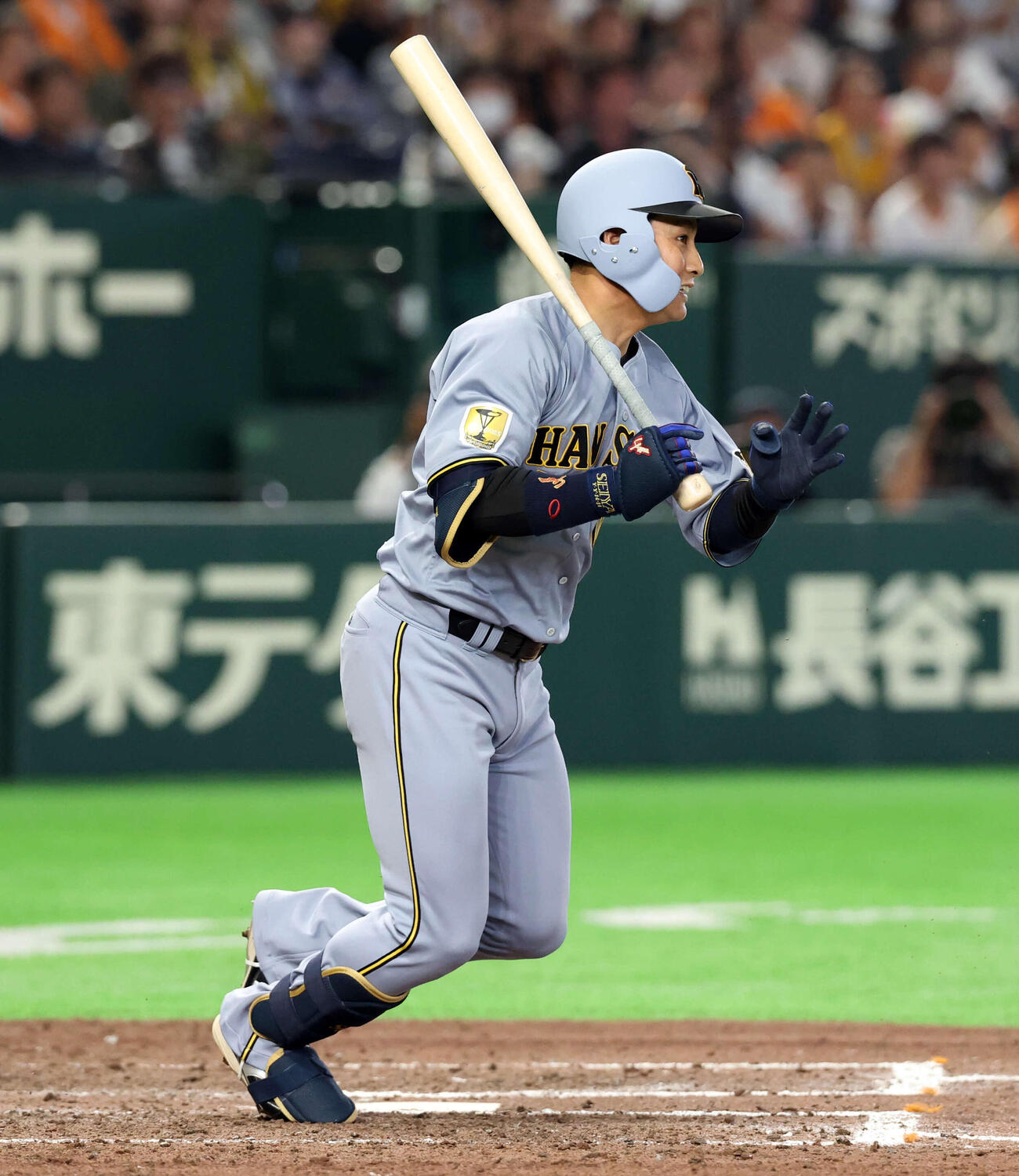 巨人対阪神　8回表阪神2死二、三塁、木浪は適時内野安打を放つ（撮影・浅見桂子）
