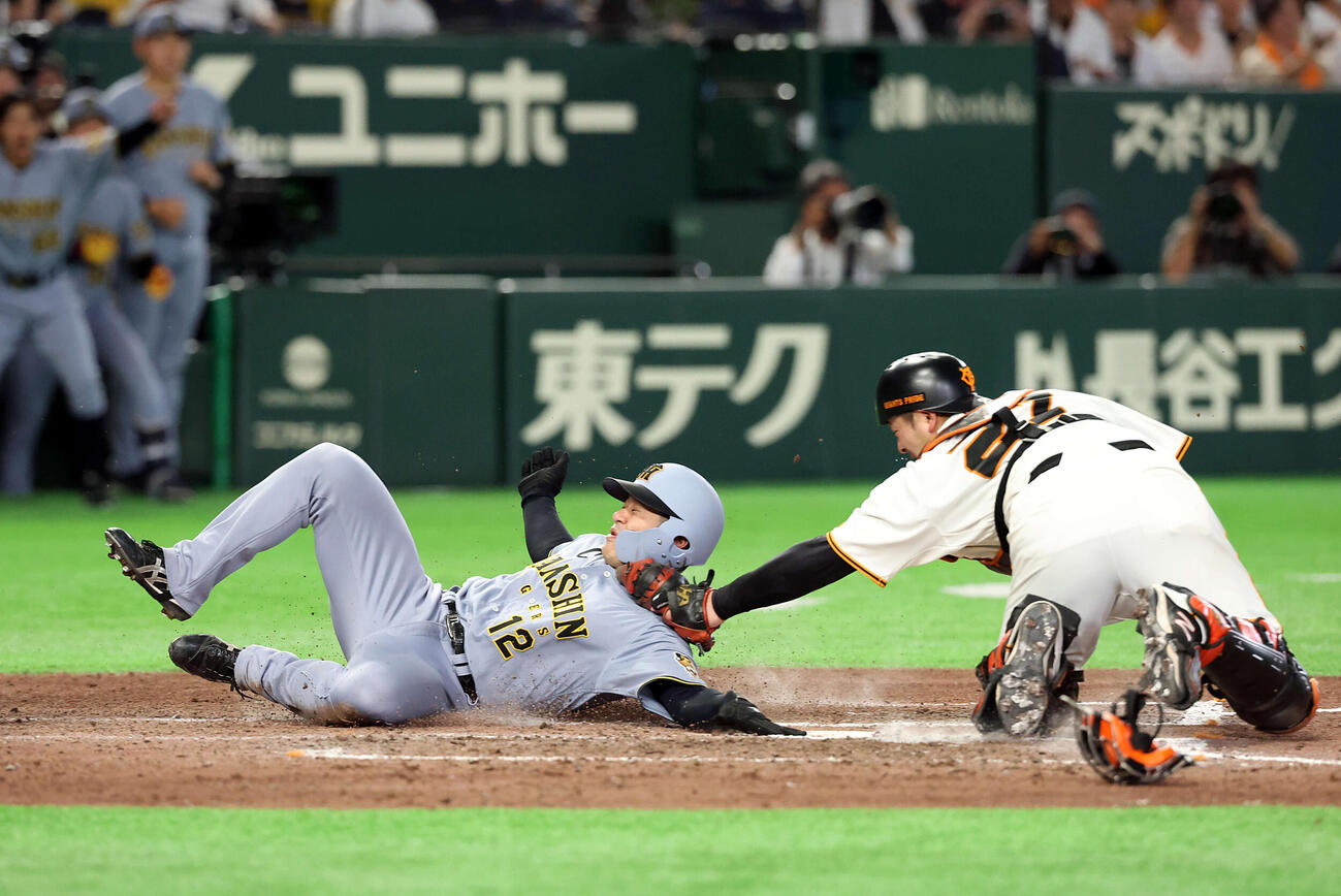 巨人対阪神　8回表阪神2死二、三塁、木浪の適時内野安打で二塁から生還する坂本。捕手岸田（撮影・浅見桂子）