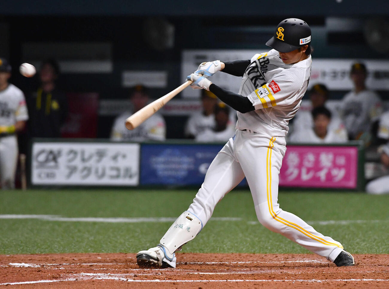 ソフトバンク対日本ハム　2回裏ソフトバンク無死一、三塁、川瀬は同点の中前適時打を放つ（撮影・岩下翔太）
