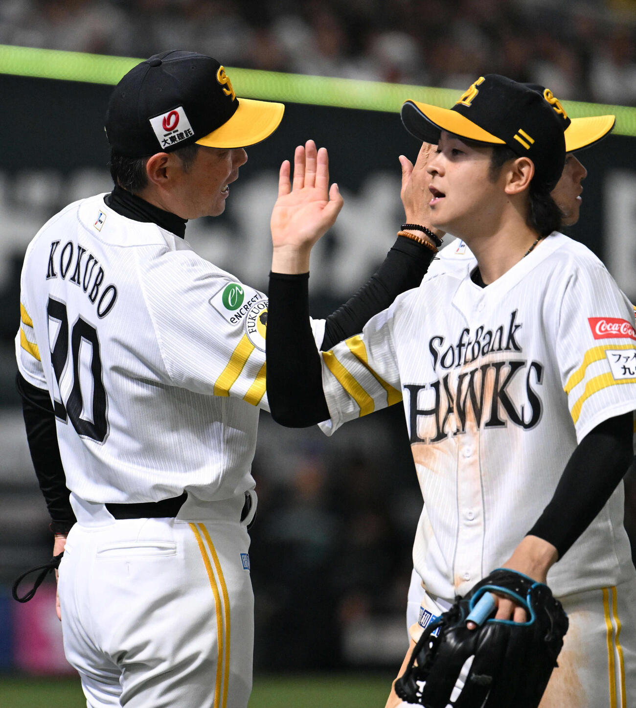 ソフトバンク対日本ハム　勝利を収めタッチを交わす小久保監督（左）と川瀬（撮影・林敢治）