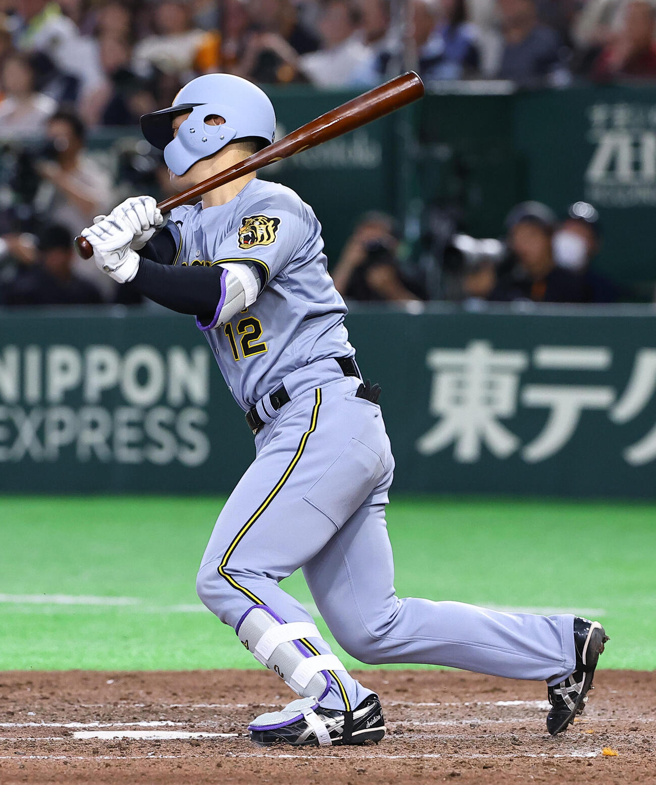 巨人対阪神　8回表阪神1死二、三塁、坂本は適時打を放つ（撮影・上田博志）