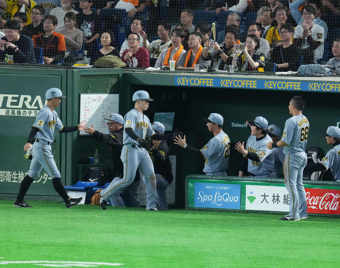 巨人対阪神　8回表阪神2死二、三塁、木浪の適時内野安打で生還し藤川監督（奥）とタッチを交わす坂本（撮影・増田悦実）