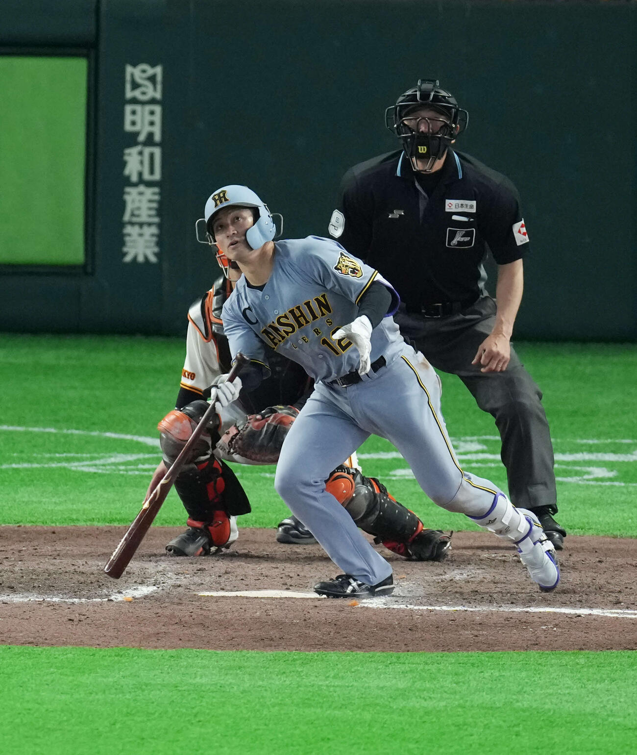 巨人対阪神　9回表阪神2死一、三塁、適時三塁打を放つ坂本。投手は石川（撮影・増田悦実）