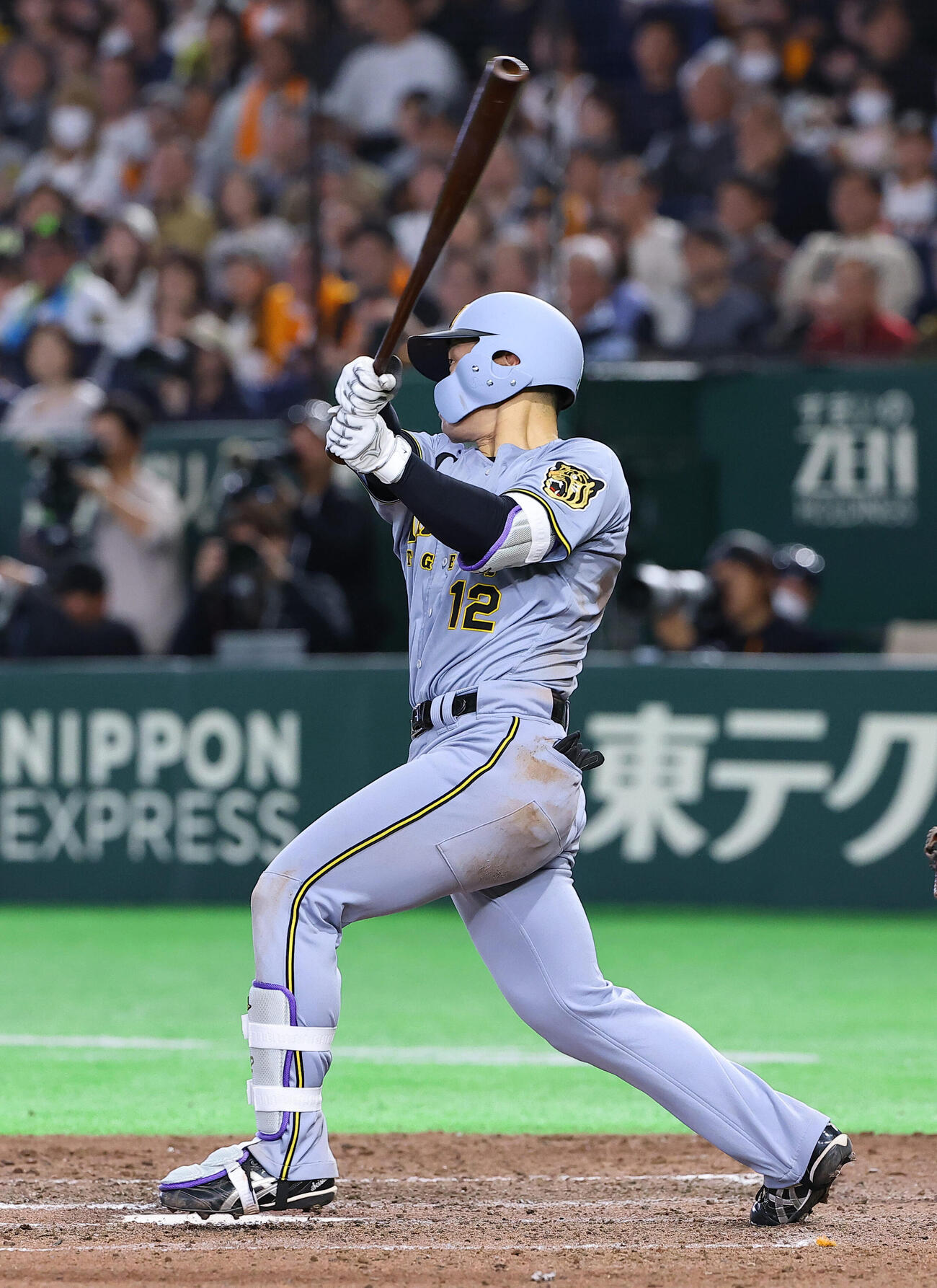 巨人対阪神　9回表阪神2死一、三塁、坂本は2点適時三塁打を放つ（撮影・上田博志）