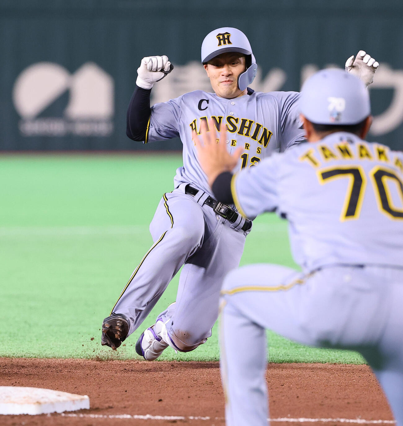 巨人対阪神　9回表阪神2死一、三塁、坂本は2点適時三塁打を放つ（撮影・上田博志）
