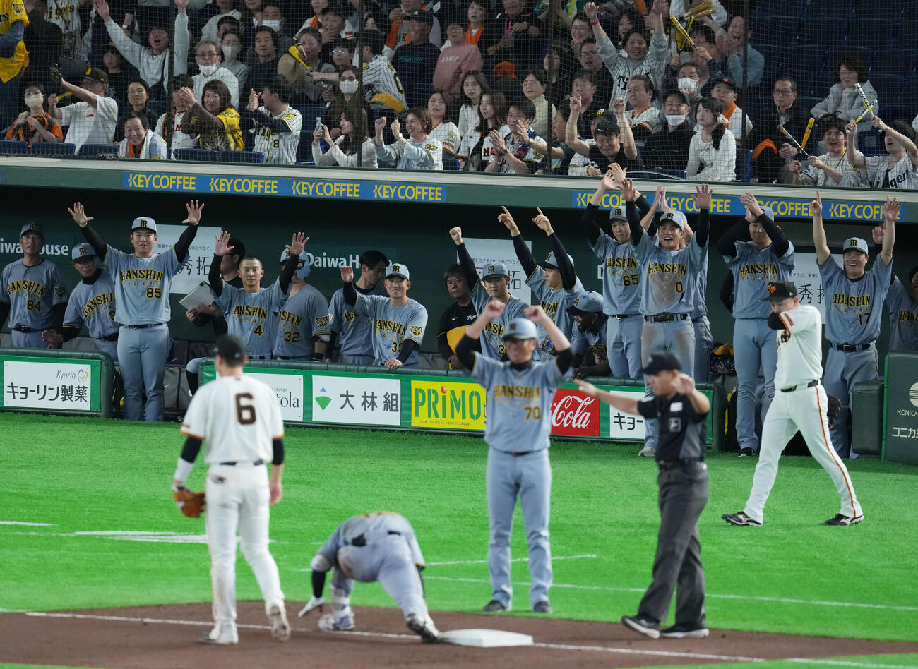 巨人対阪神　9回表阪神2死一、三塁、適時三塁打を放った坂本に喜ぶ阪神ナイン（撮影・増田悦実）
