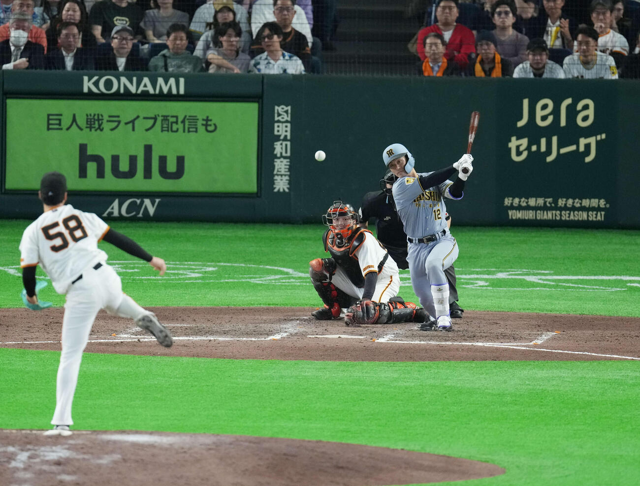巨人対阪神　8回表阪神1死二、三塁、適時打を放つ坂本。投手は北浦（撮影・増田悦実）