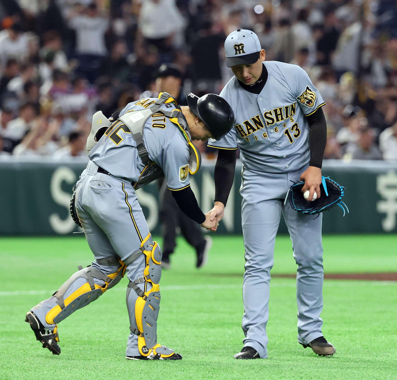 巨人対阪神　9回裏巨人の攻撃を抑えた岩崎（右）は坂本とロータッチ（撮影・浅見桂子）