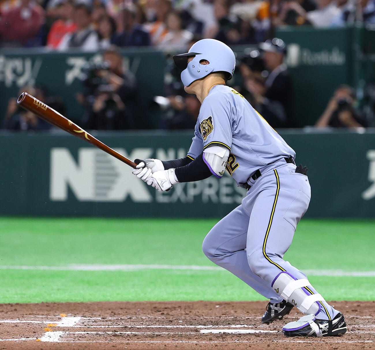 巨人対阪神　8回表阪神1死二、三塁、坂本は適時打を放つ（撮影・上田博志）
