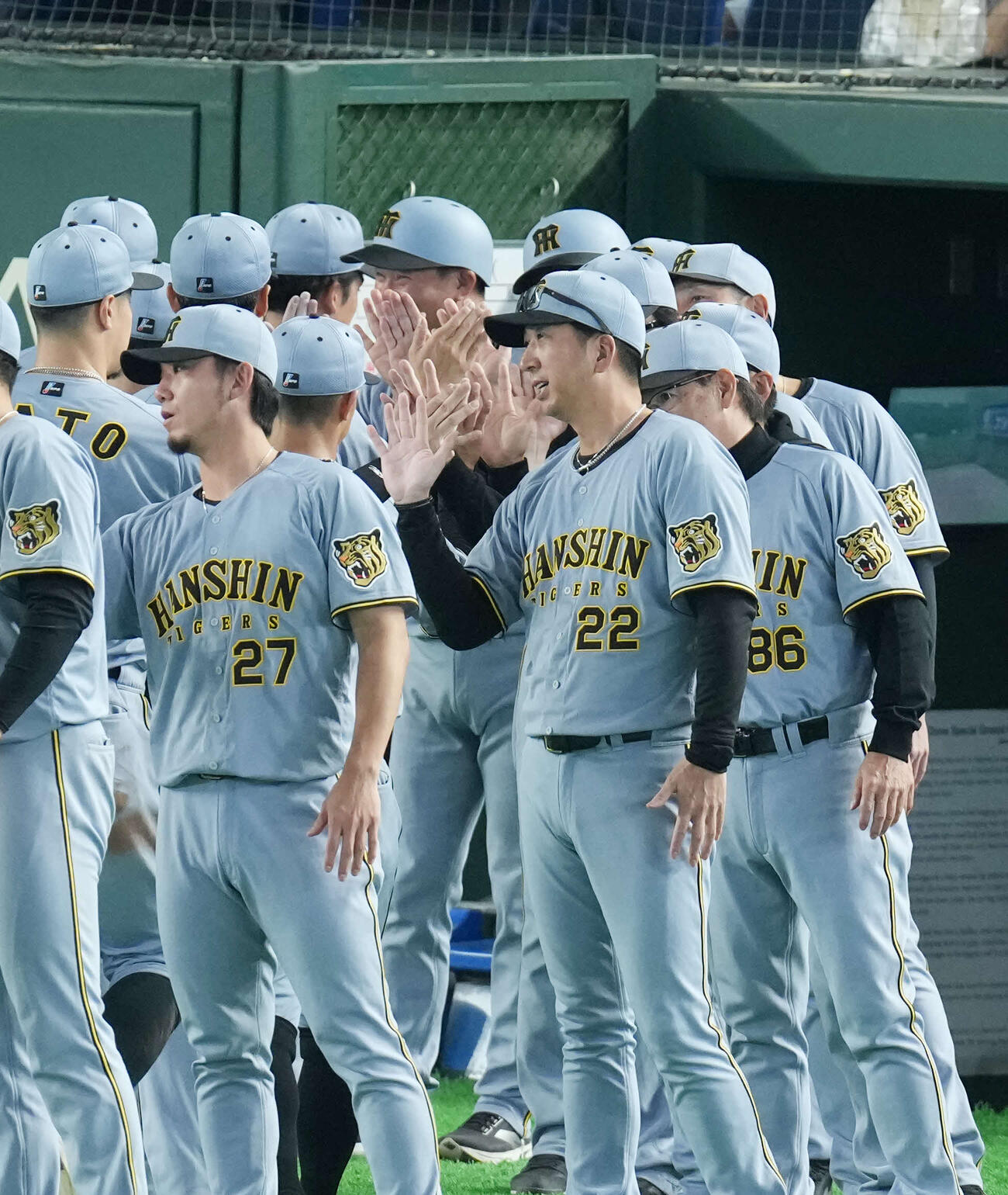 巨人対阪神　勝利しナインとタッチを交わす阪神藤川監督（撮影・増田悦実）
