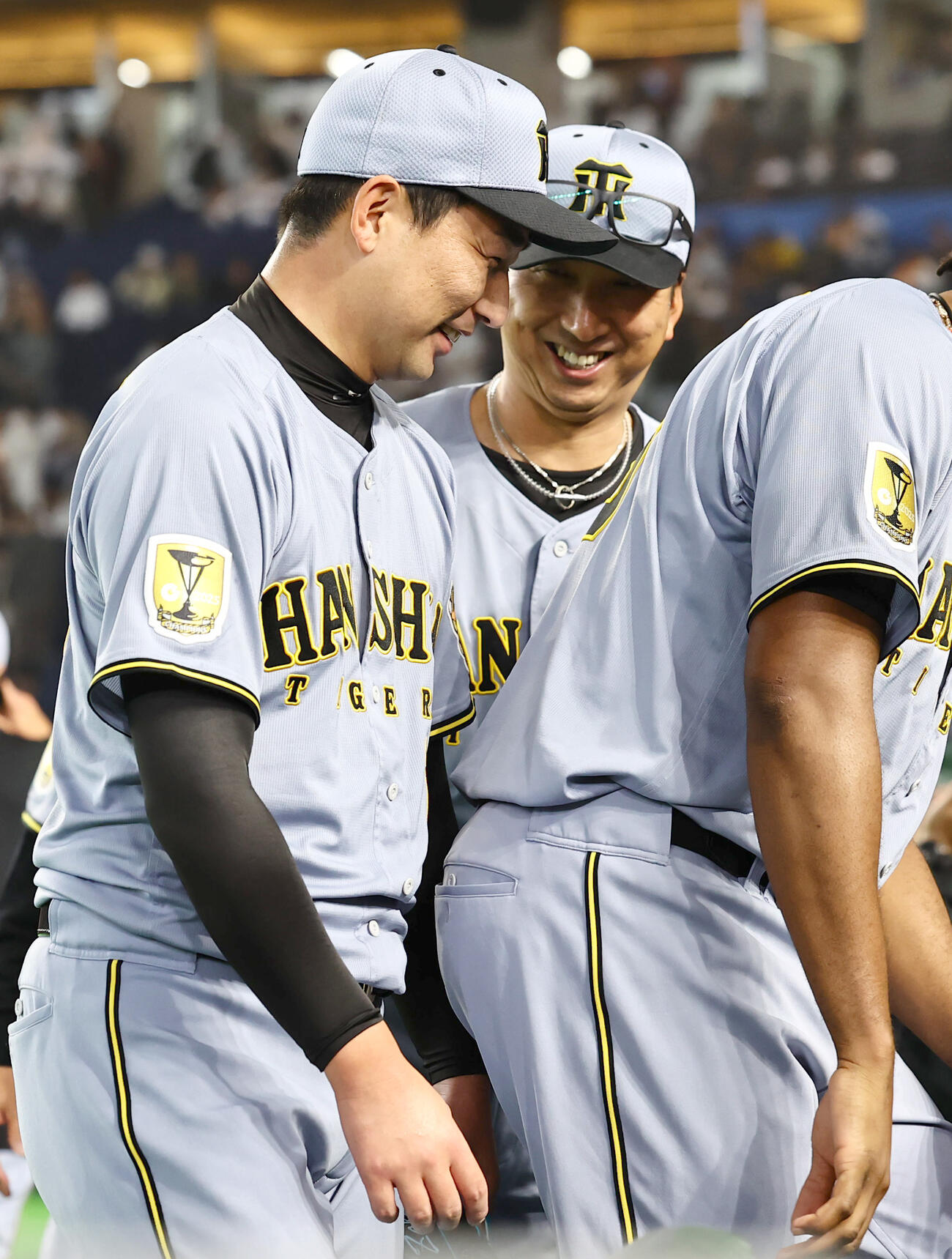 巨人対阪神　9回1イニングを抑えた岩崎（左）は藤川監督と笑顔を見せる（撮影・上田博志）