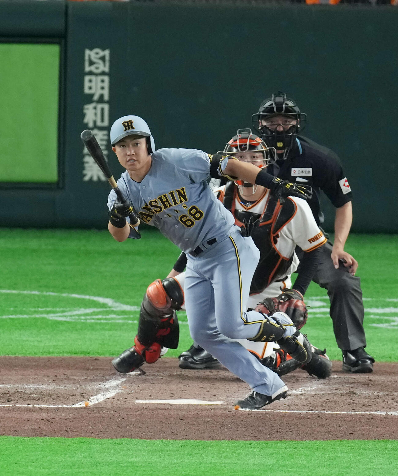 巨人対阪神　3回表阪神1死満塁、2点適時二塁打を放つ中川。投手は赤星（撮影・増田悦実）