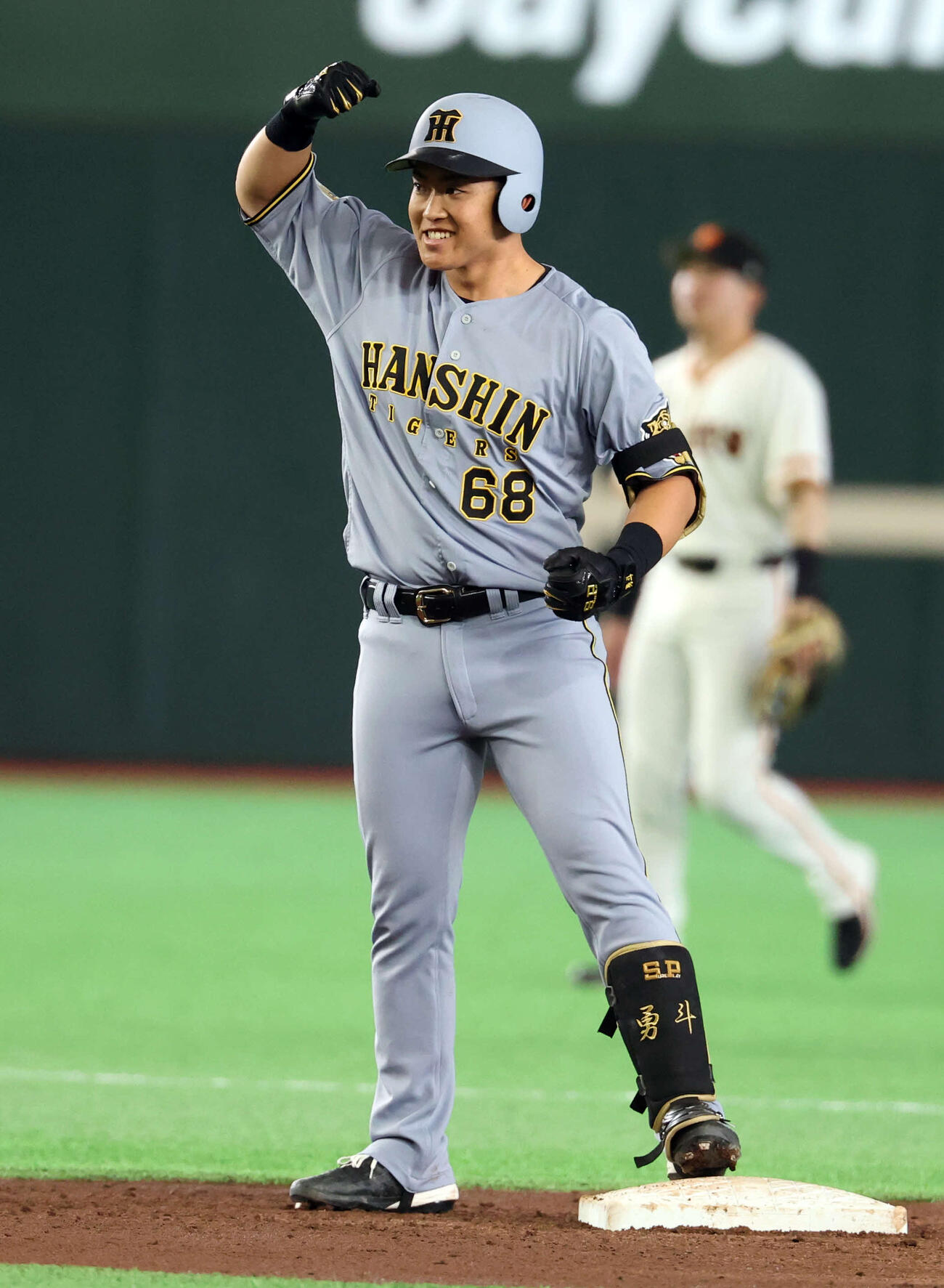 巨人対阪神　3回表阪神1死満塁、中川は2点適時打を放ちガッツポーズ（撮影・浅見桂子）