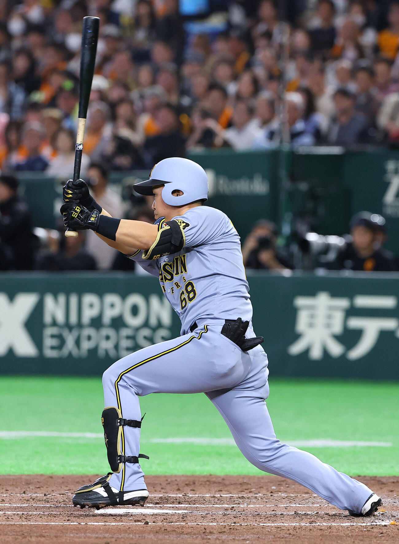 巨人対阪神　3回表阪神1死満塁、中川は2点適時二塁打を放つ（撮影・上田博志）