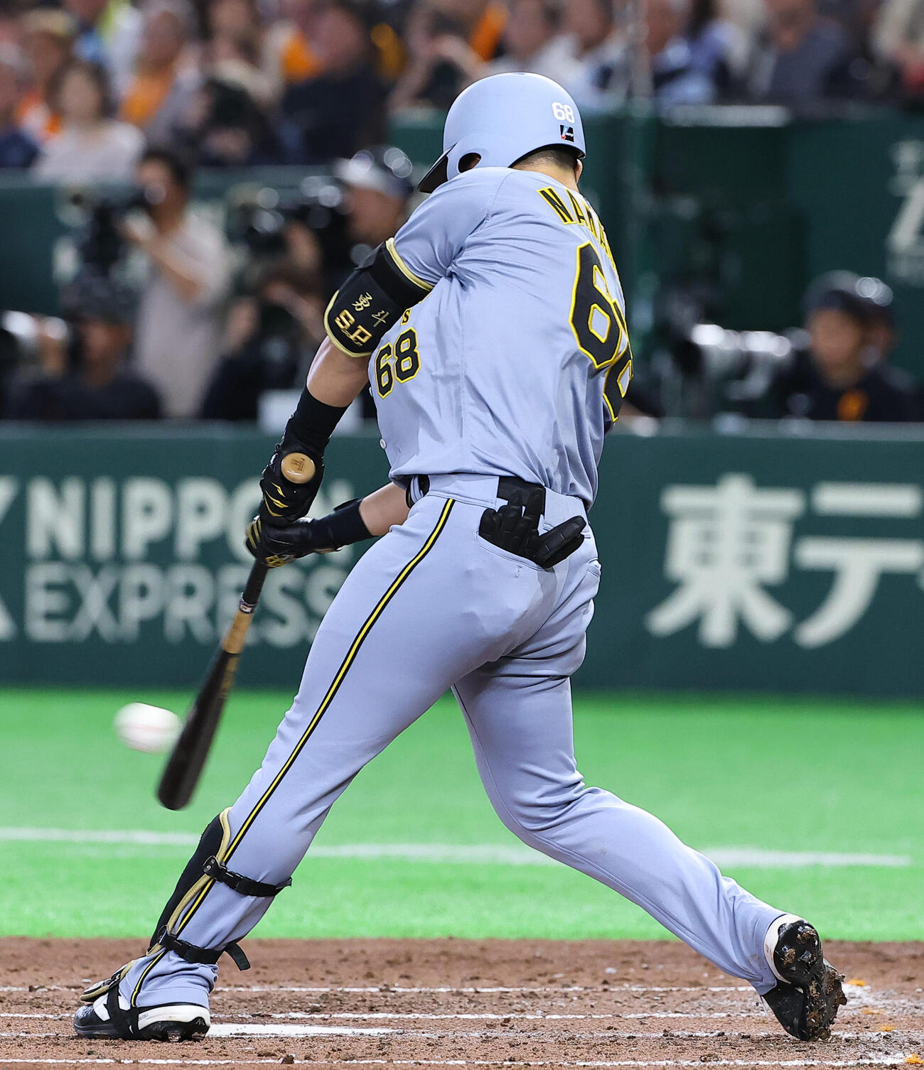 巨人対阪神　3回表阪神1死満塁、中川は2点適時二塁打を放つ（撮影・上田博志）