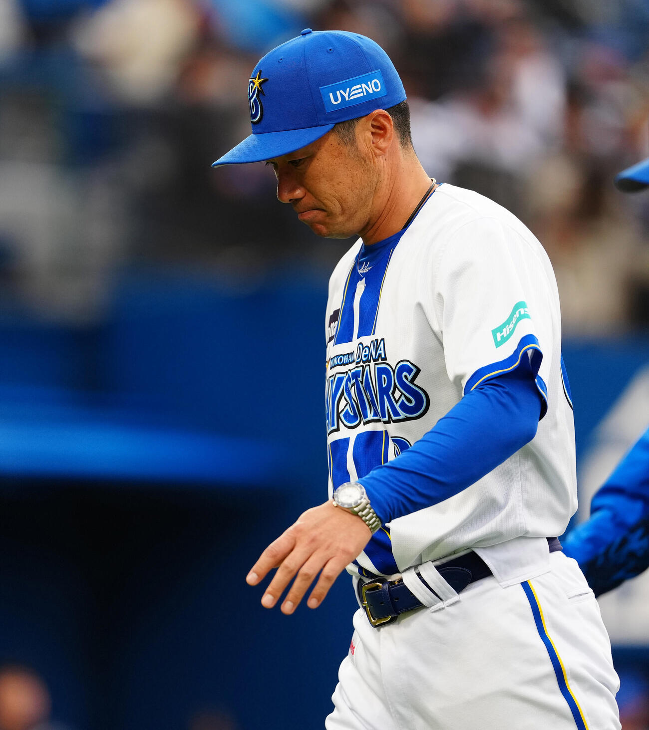 DeNA対ヤクルト　ヤクルトに3連敗を喫し、うつむきながら引き揚げるDeNA相川監督（撮影・鈴木みどり）