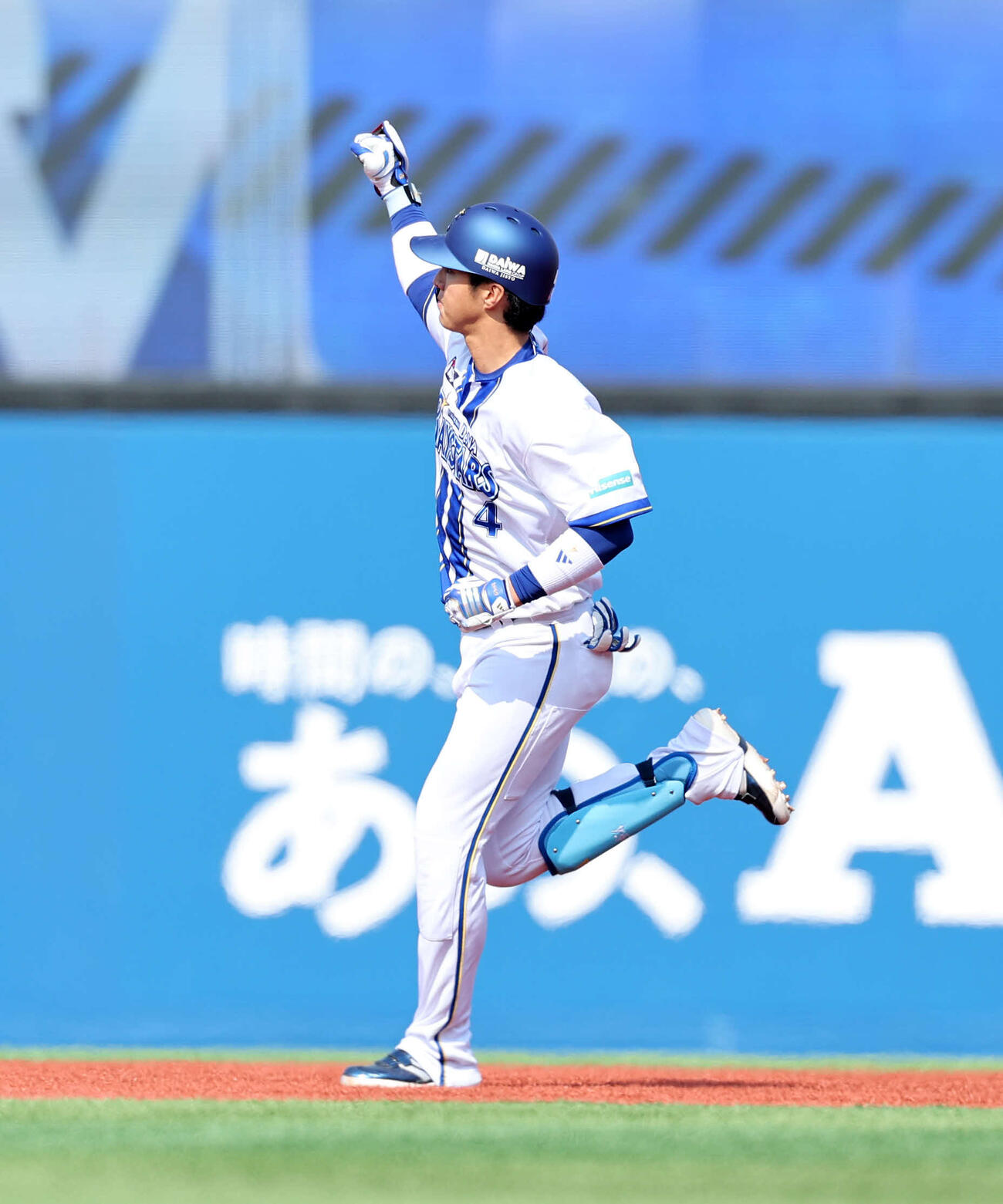 DeNA対ヤクルト　1回裏DeNA1死、度会はソロ本塁打を放ちガッツポーズ（撮影・鈴木正人）　