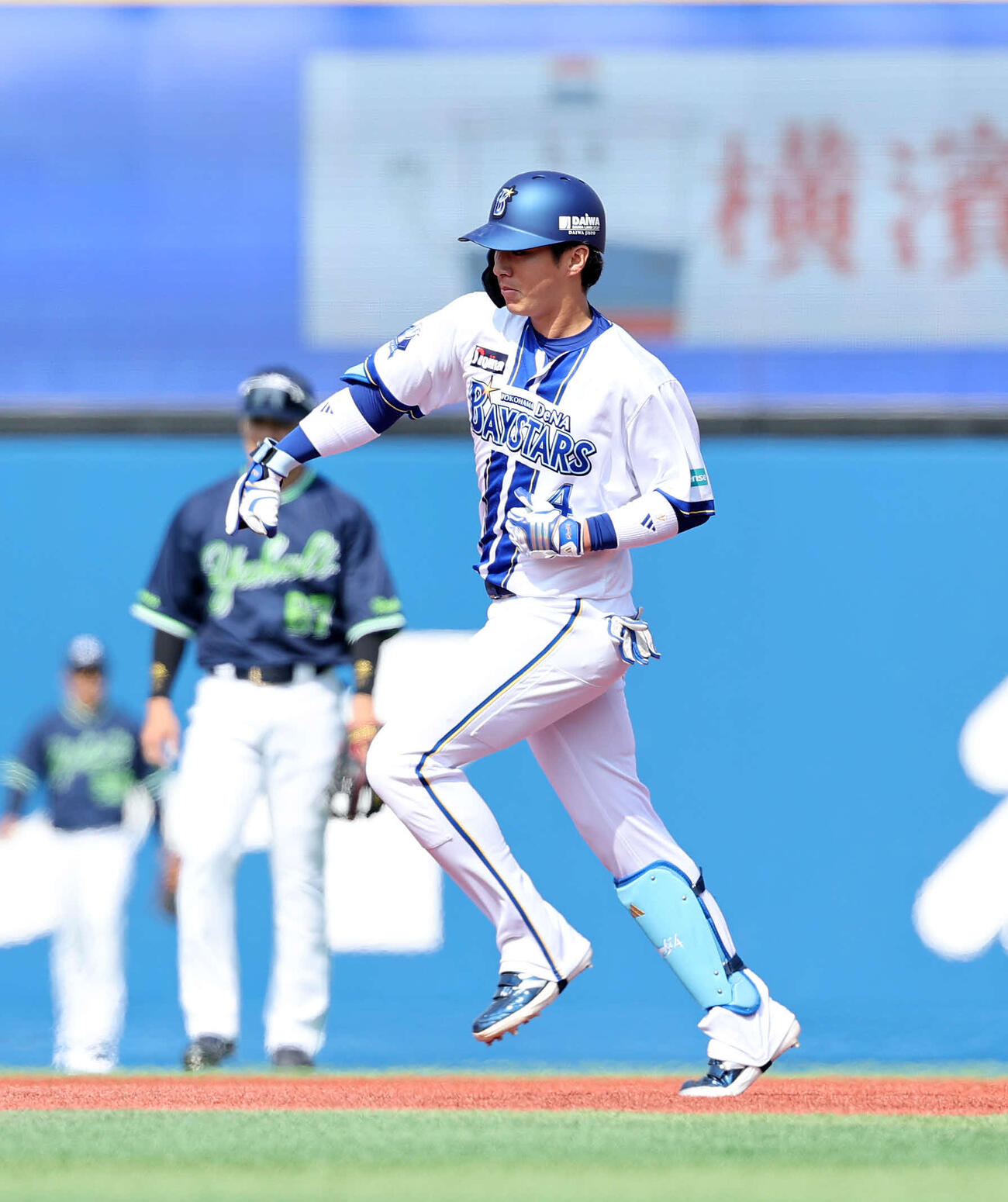 DeNA対ヤクルト　1回裏DeNA1死、度会はソロ本塁打を放ちガッツポーズ（撮影・鈴木正人）　