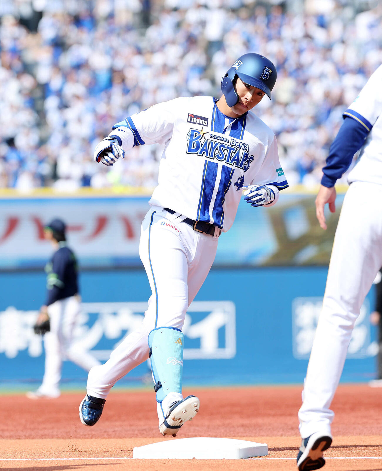 DeNA対ヤクルト　1回裏DeNA1死、度会はソロ本塁打を放つ（撮影・鈴木正人）　