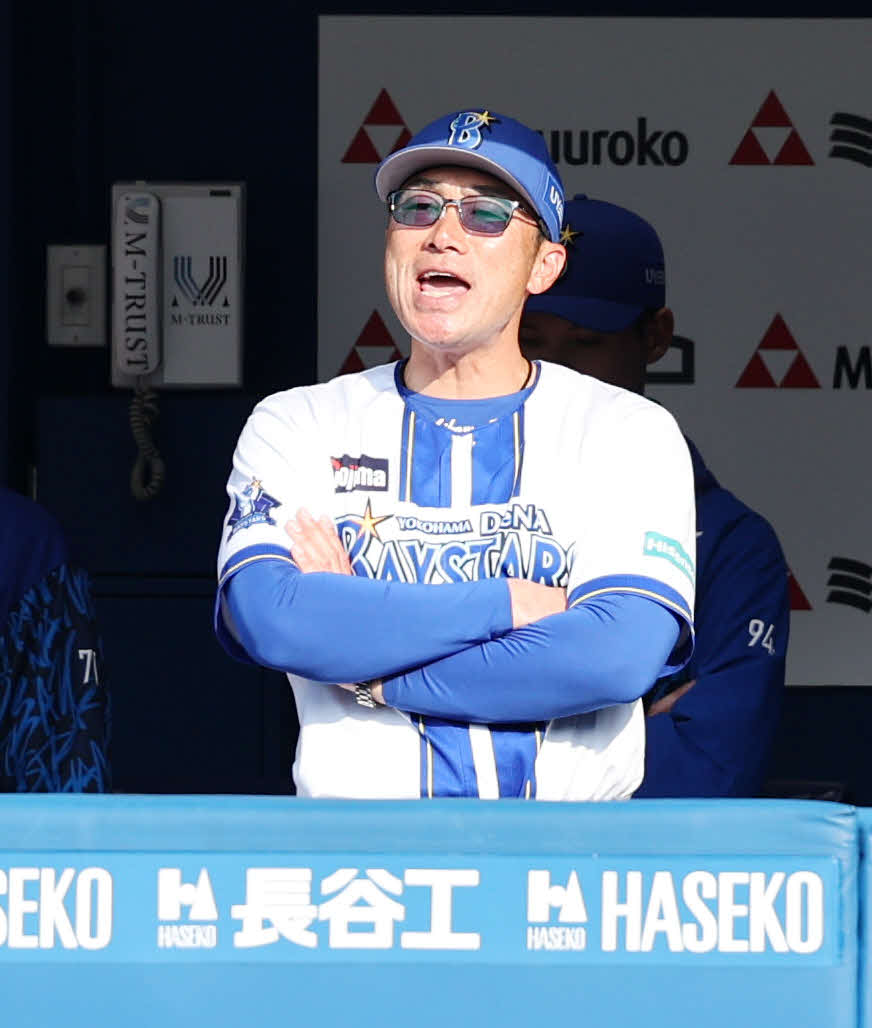 DeNA対ヤクルト　6回裏、声を出すDeNA相川監督（撮影・鈴木正人）　