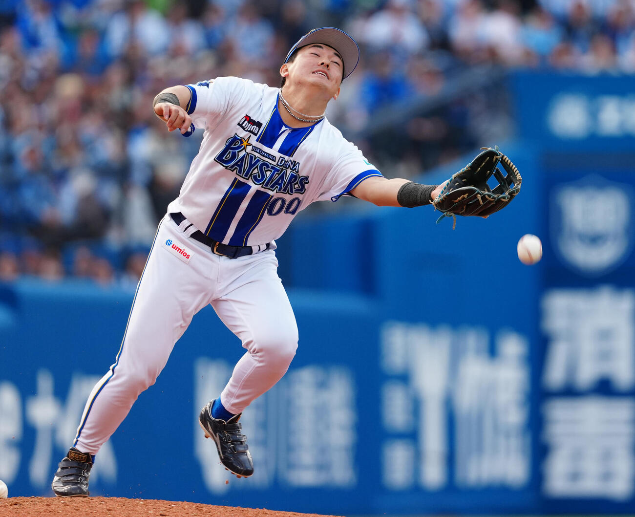 DeNA対ヤクルト　8回表ヤクルト2死一塁、橋本の打球を落球する三塁手林（撮影・鈴木みどり）