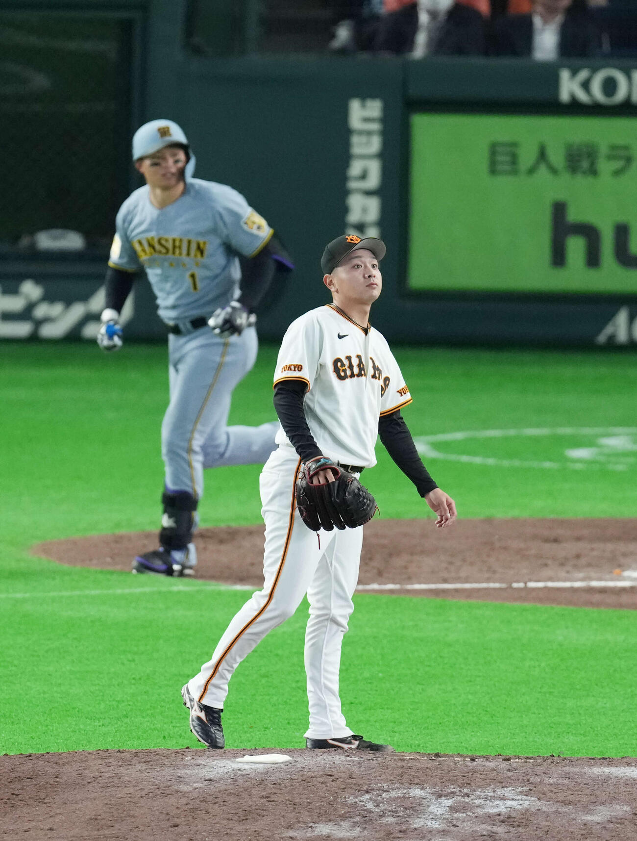 巨人対阪神　9回表阪神1死、森下に本塁打を浴びる石川（撮影・増田悦実）