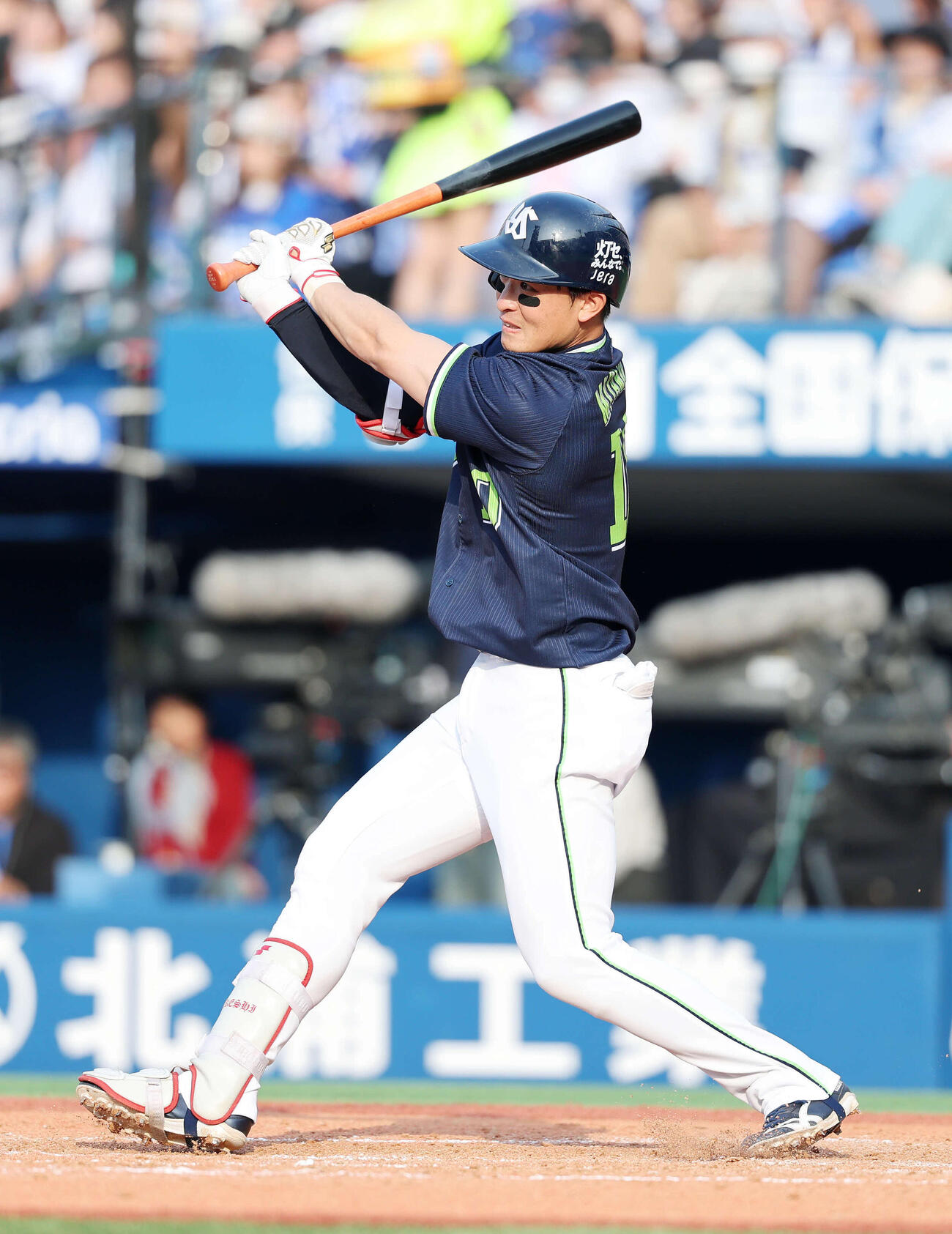 DeNA対ヤクルト　8回表ヤクルト無死、宮本は左前打を放つ（撮影・鈴木正人）　