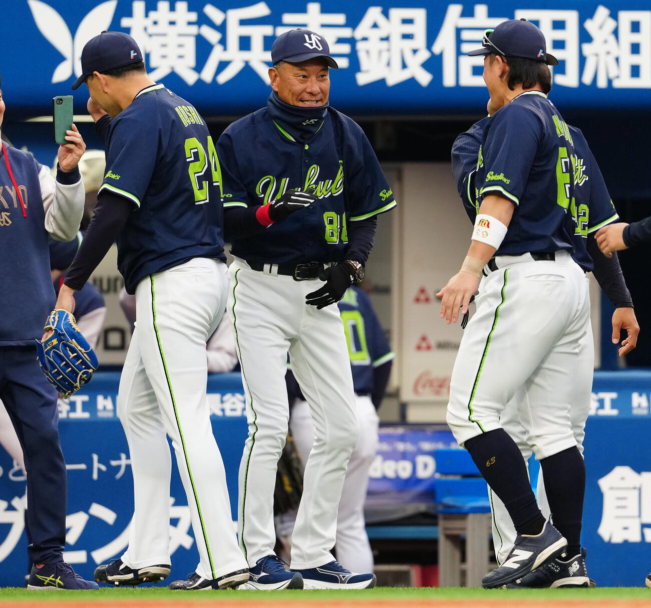 DeNA対ヤクルト　DeNAに3連勝し、星（左）らナインを迎えるヤクルト池山監督（中央）（撮影・鈴木みどり）