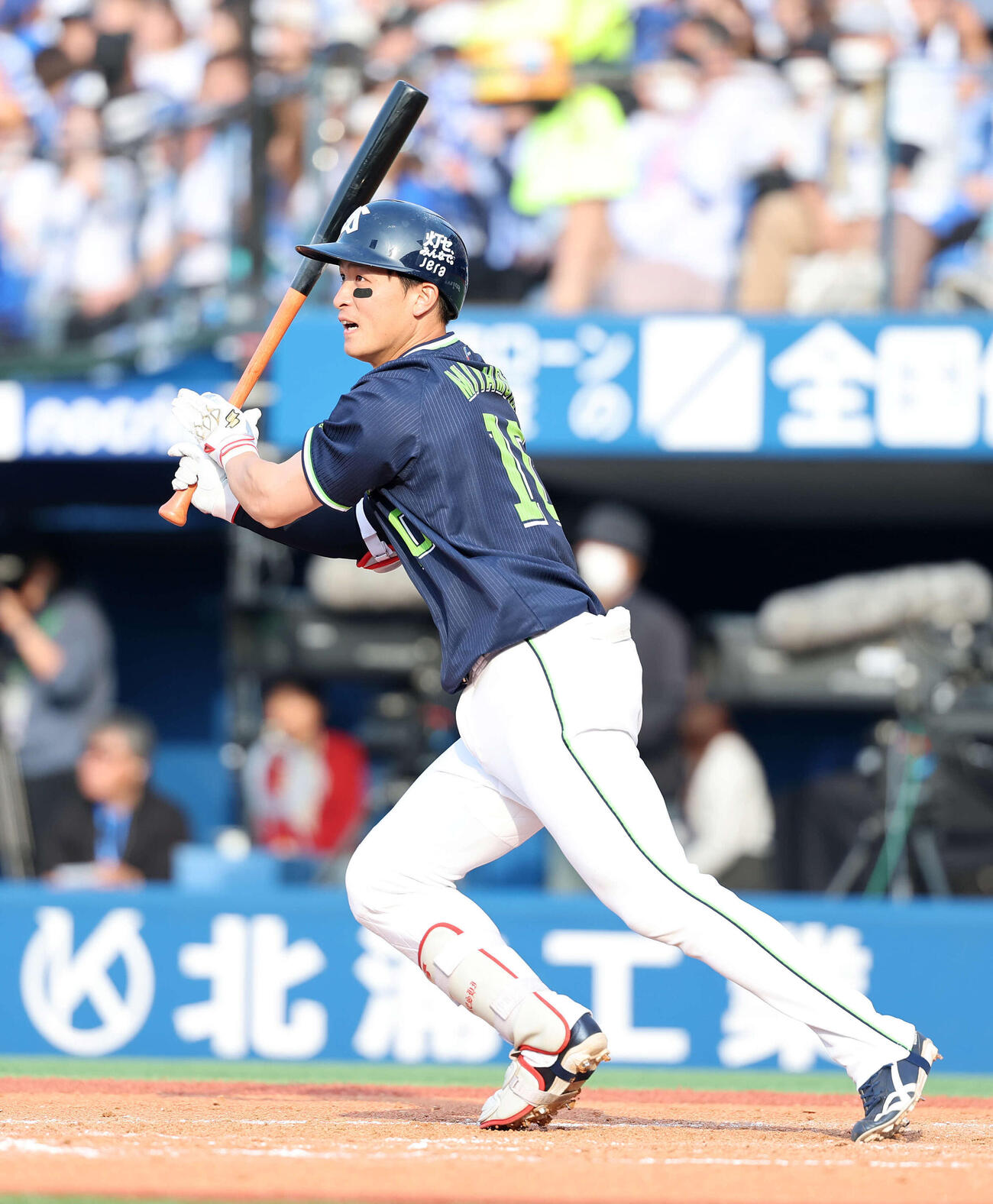 DeNA対ヤクルト　8回表ヤクルト無死、宮本は左前打を放つ（撮影・鈴木正人）　