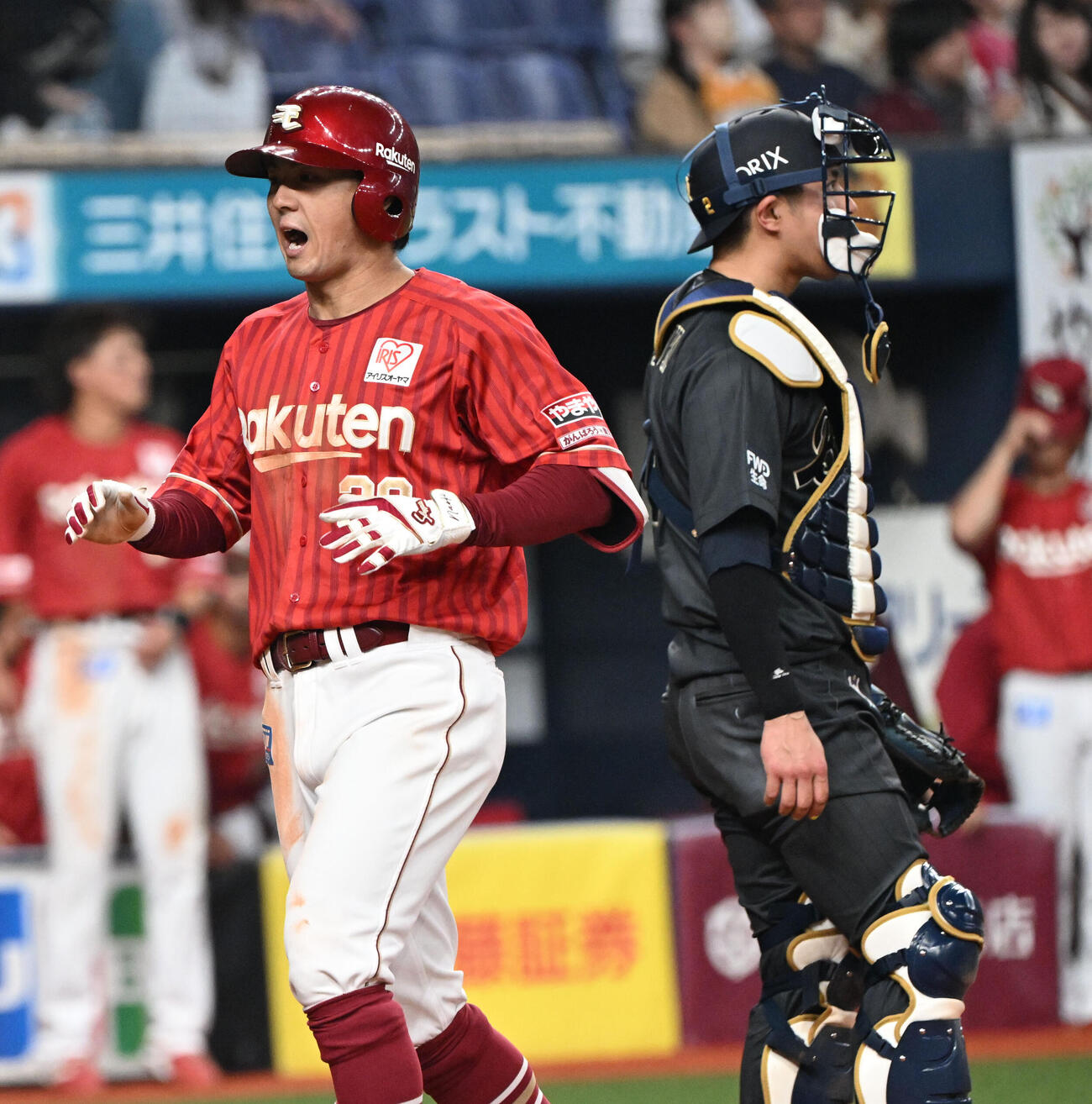 オリックス対楽天　5回表楽天1死、中越え本塁打を放ち生還する佐藤（撮影・和賀正仁）