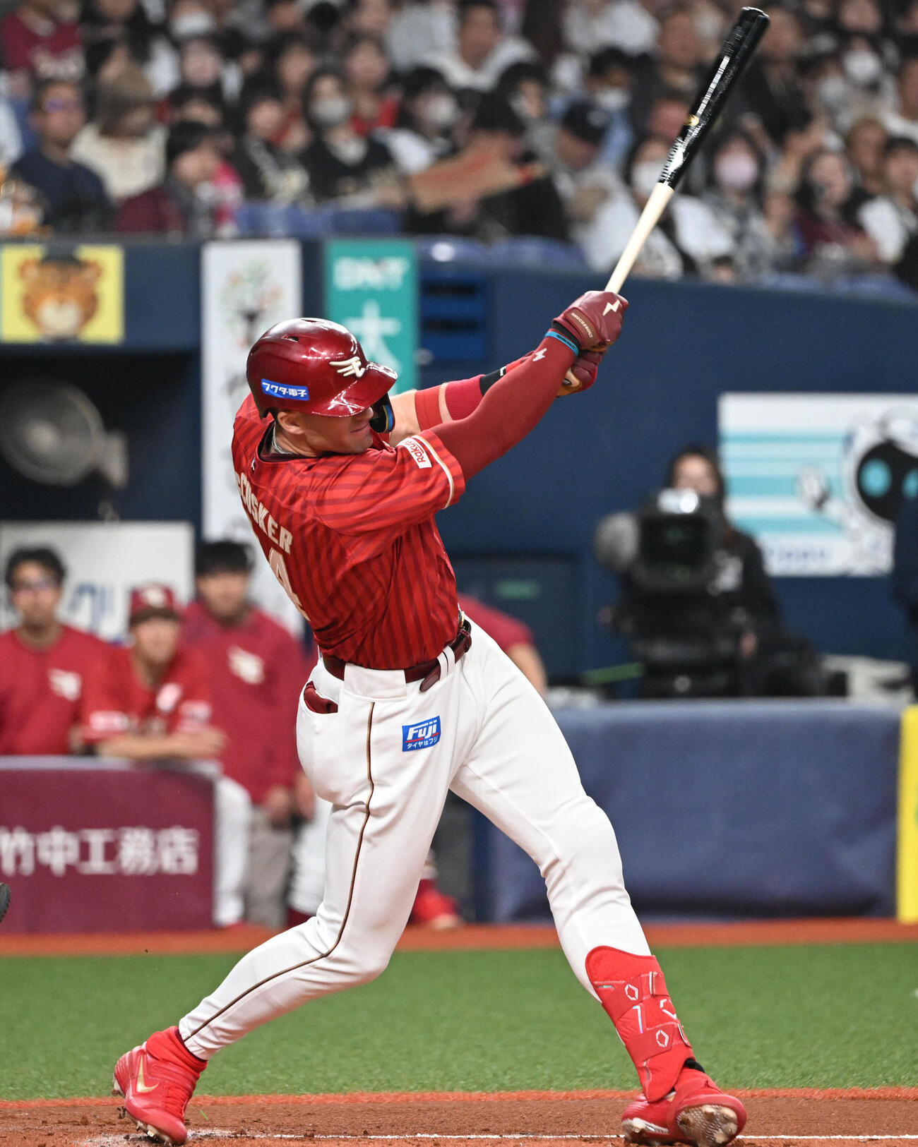 オリックス対楽天　1回表楽天1死三塁、中犠飛を放つマッカスカー（撮影・和賀正仁）