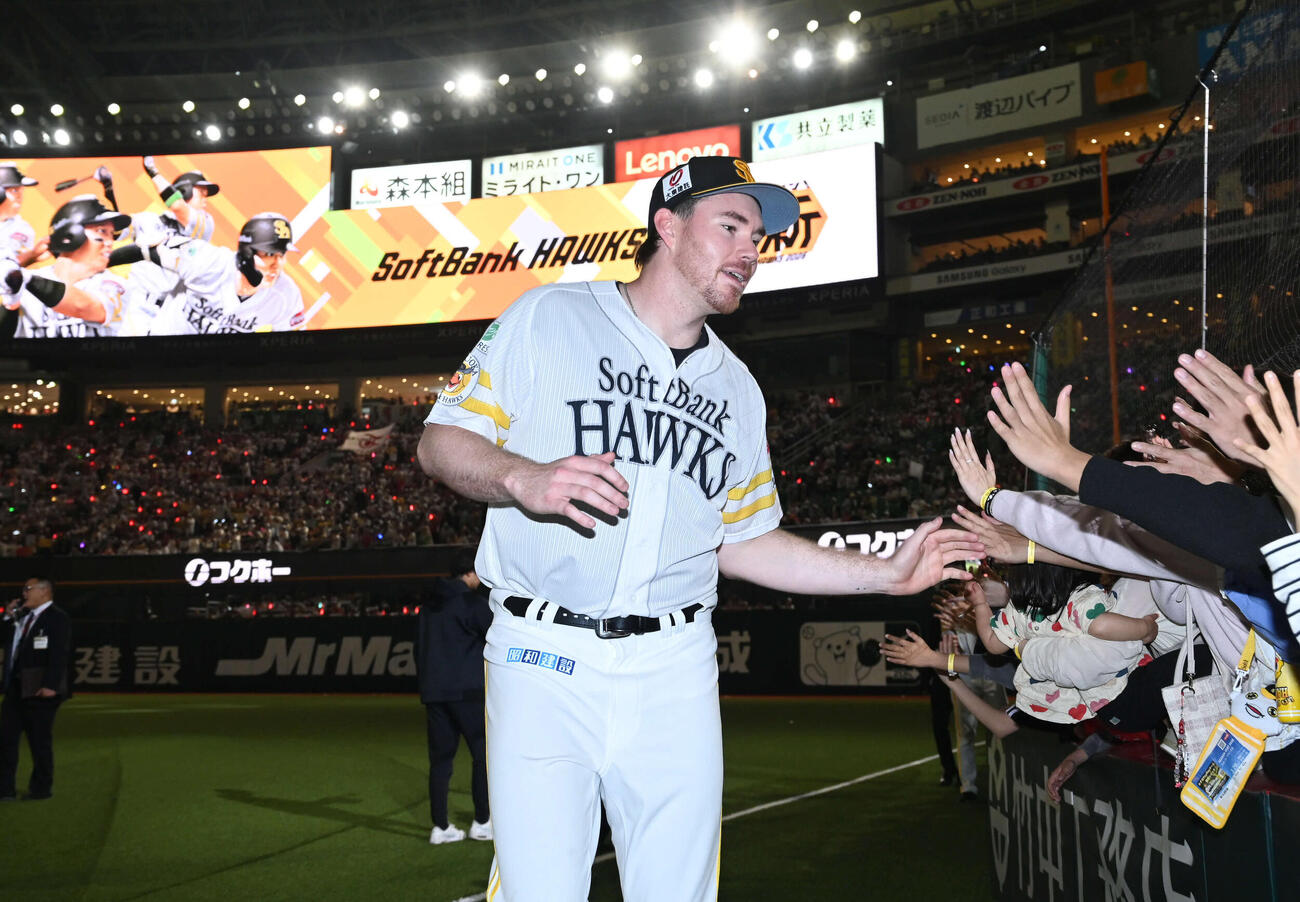 ソフトバンク対日本ハム　ファンとタッチを交わすスチュワート（撮影・林敢治）