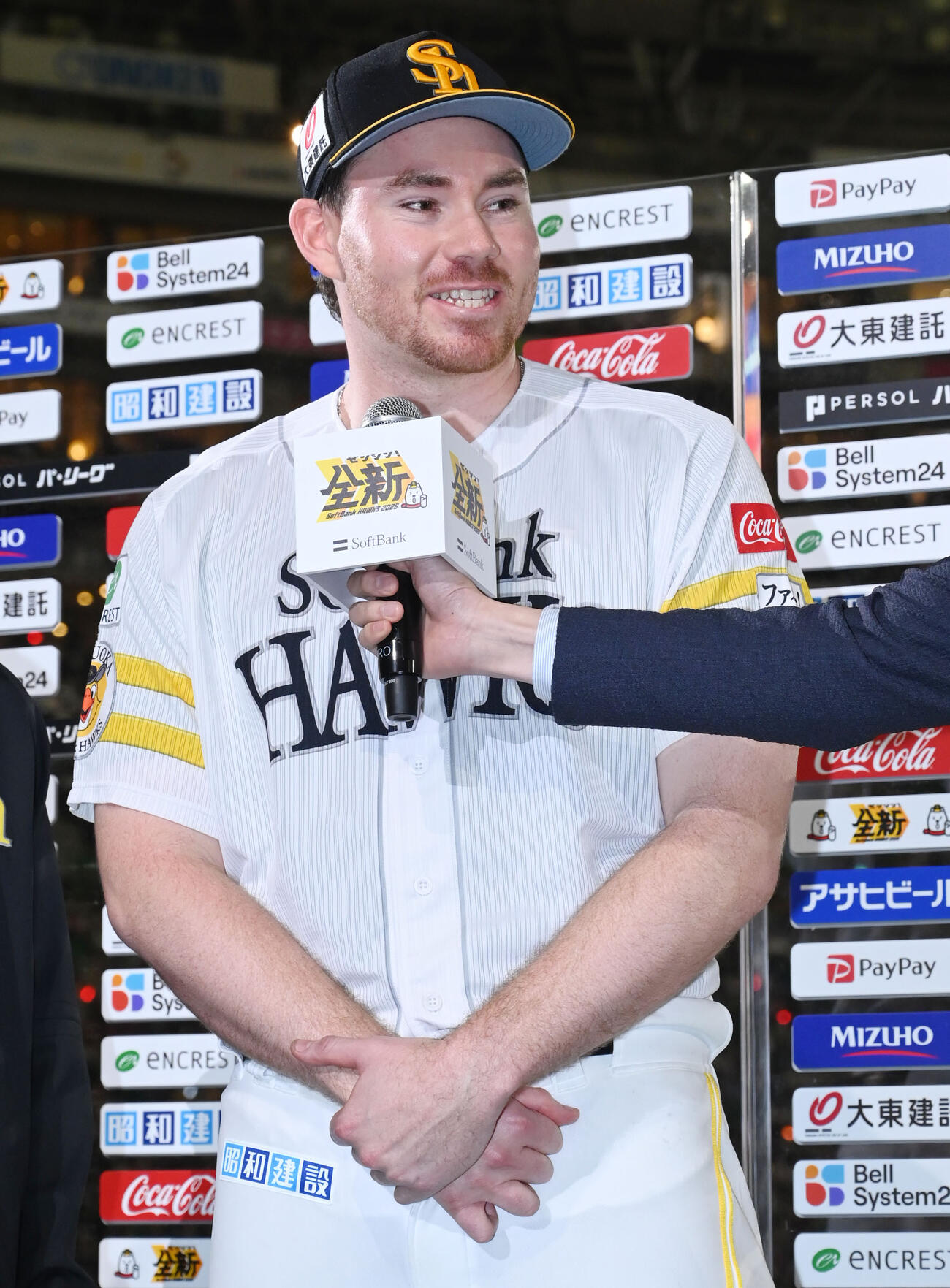 ソフトバンク対日本ハム　笑顔でヒーローインタビューに応じるスチュワート（撮影・林敢治）