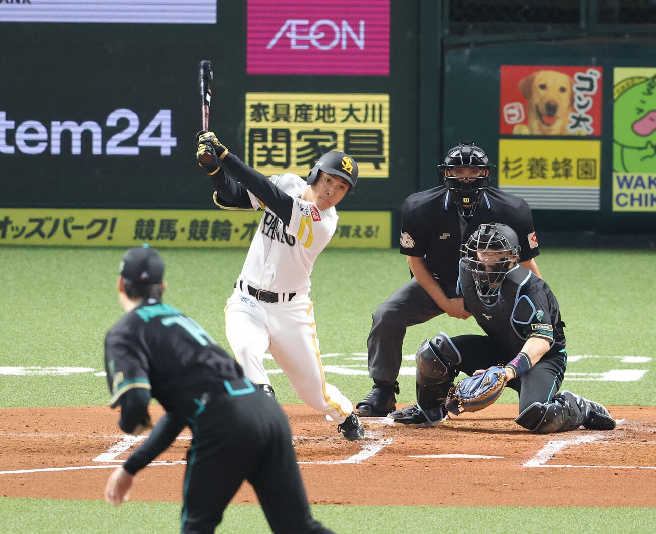 ソフトバンク対日本ハム　1回裏ソフトバンク1死一塁、柳町は中越えに先制適時二塁打を放つ（撮影・梅根麻紀）