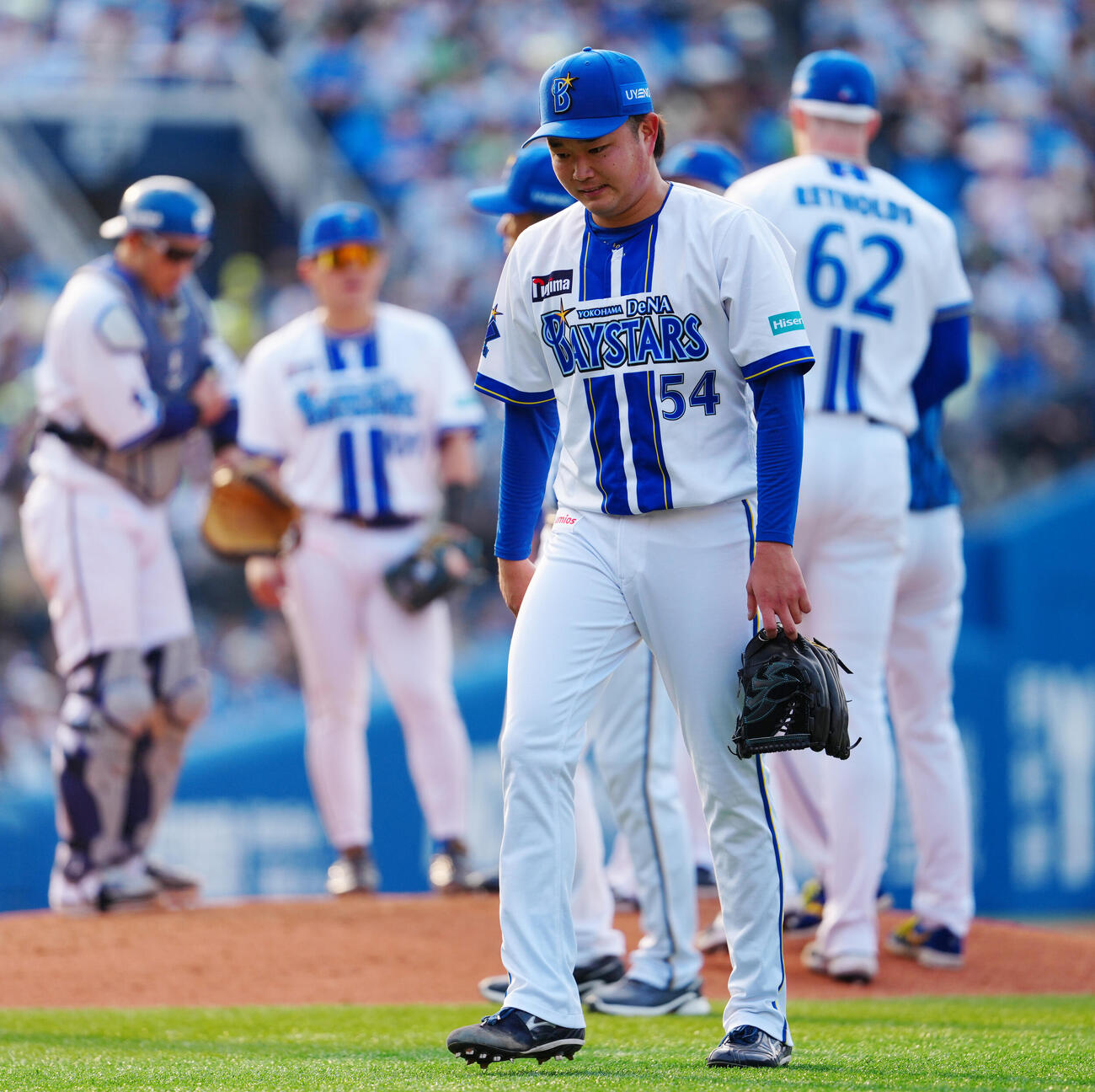 DeNA対ヤクルト　8回表、降板するDeNA石田裕（撮影・鈴木みどり）