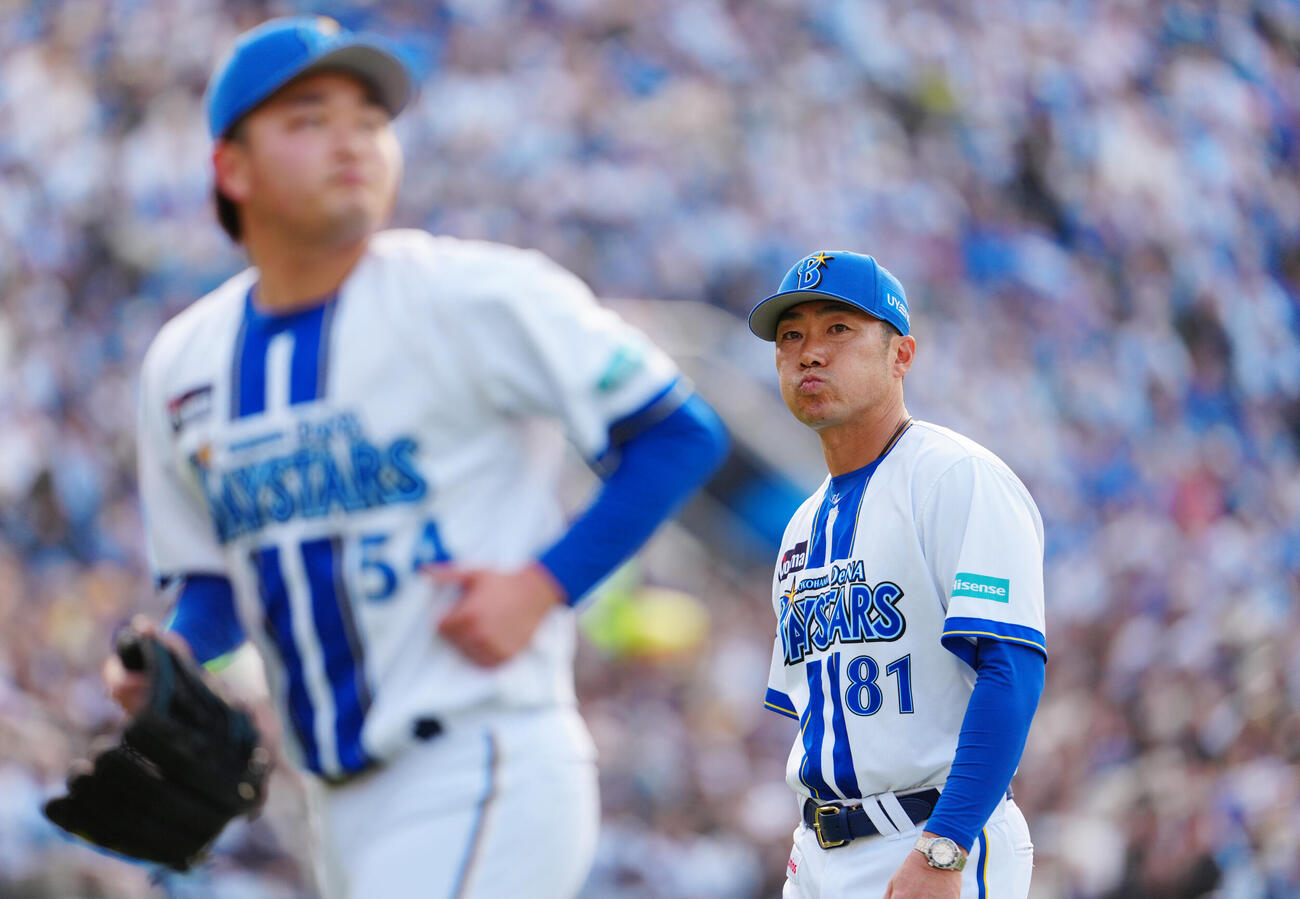 DeNA対ヤクルト　8回表、降板する石田裕（左）と浮かない表情でベンチへもどるDeNA相川監督（撮影・鈴木みどり）