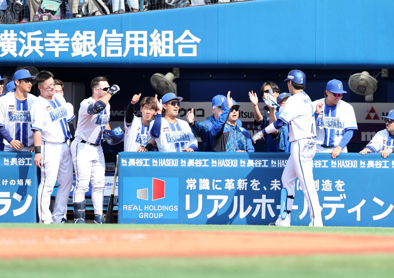 DeNA対ヤクルト　1回裏DeNA1死、度会（右手前）のソロ本塁打を迎える選手たち（撮影・鈴木正人）　
