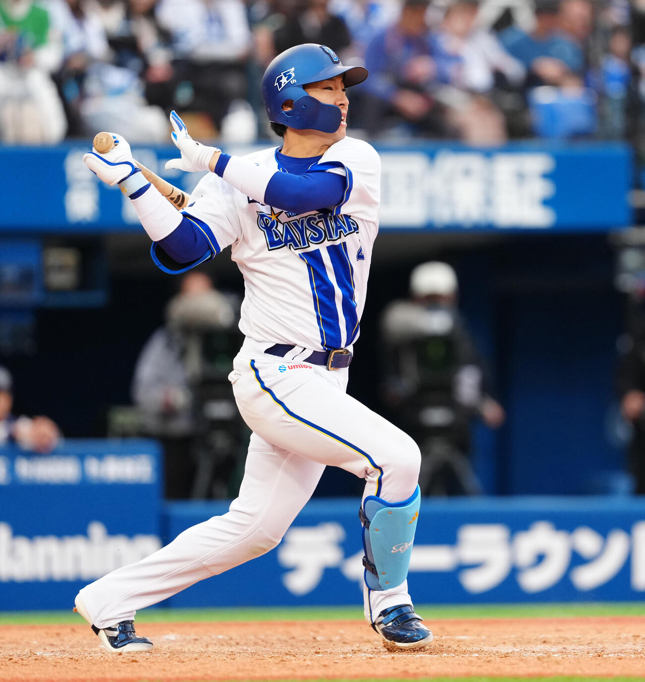 DeNA対ヤクルト　9回裏DeNA無死一塁、安打を放つ度会（撮影・鈴木みどり）